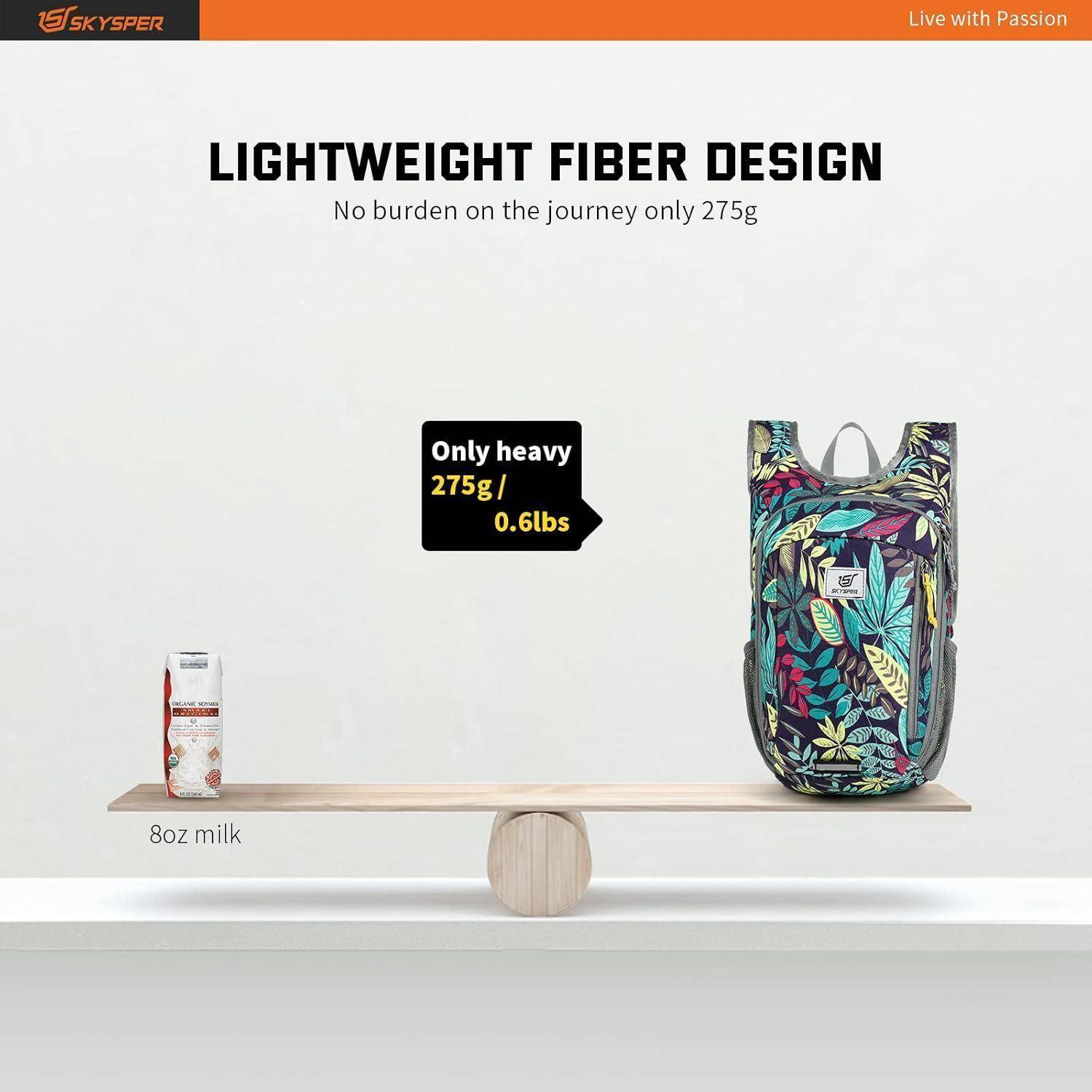 Ein Rucksack und eine Milchtüte auf einer Waage; Text lautet: 'Leichte Faserdesign. Nur schwer 275g / 0,6 lbs.