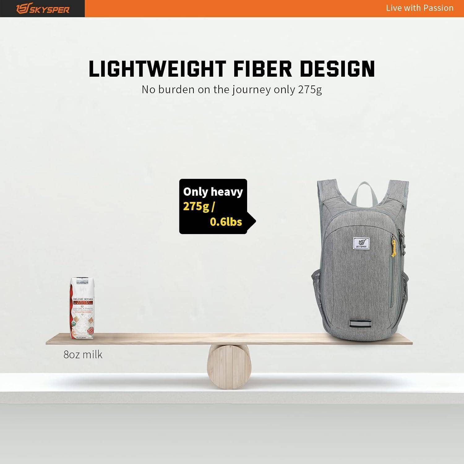 Ein grauer Rucksack ist auf einer Wippe gegen eine Milchpackung ausbalanciert. Text liest sich: 'LEICHTES FASERDESIGN' und 'Nur 275g / 0,6 lbs schwer'.