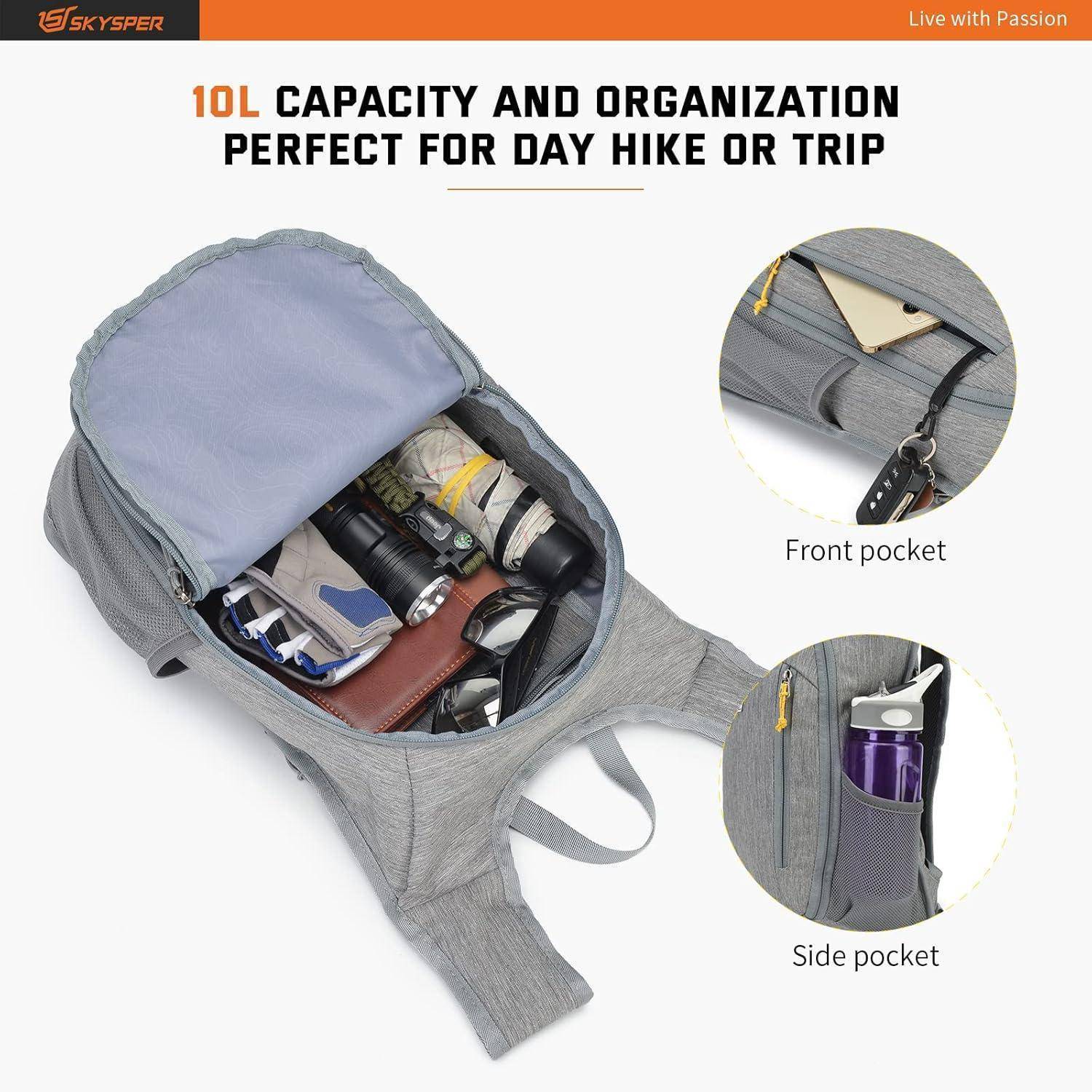 Rucksack mit 10L Fassungsvermögen und übersichtlichen Fächern. Geöffnet mit Gegenständen wie Kamera und Kleidung. Ausgestattet mit Front- und Seitentaschen.