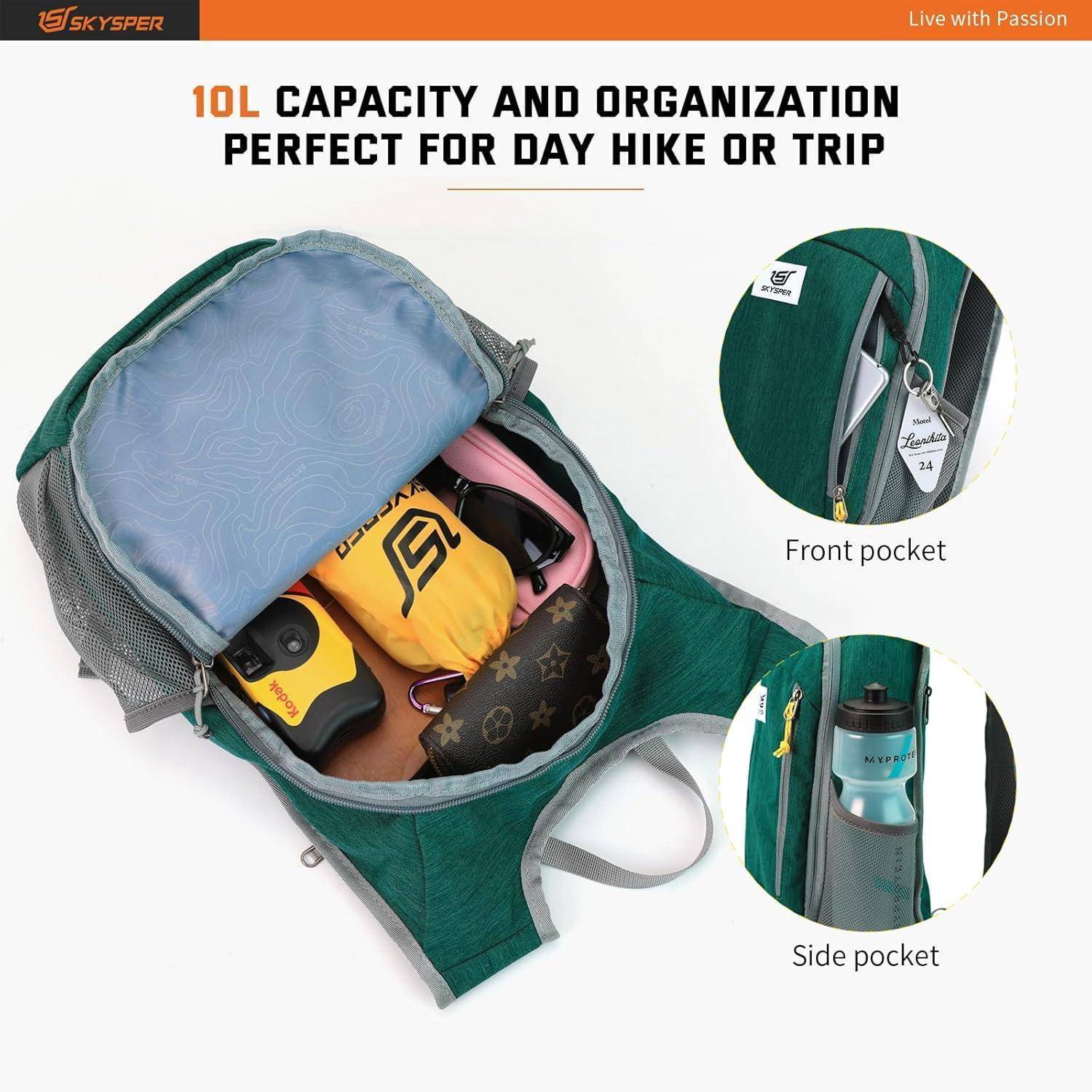 Grüner Rucksack mit offenen Fächern, die Wanderausrüstung präsentieren, einschließlich Snacks, Werkzeugen und einer Wasserflasche. Text lautet: „10L Kapazität und Organisation, perfekt für Tageswanderung oder Ausflug.