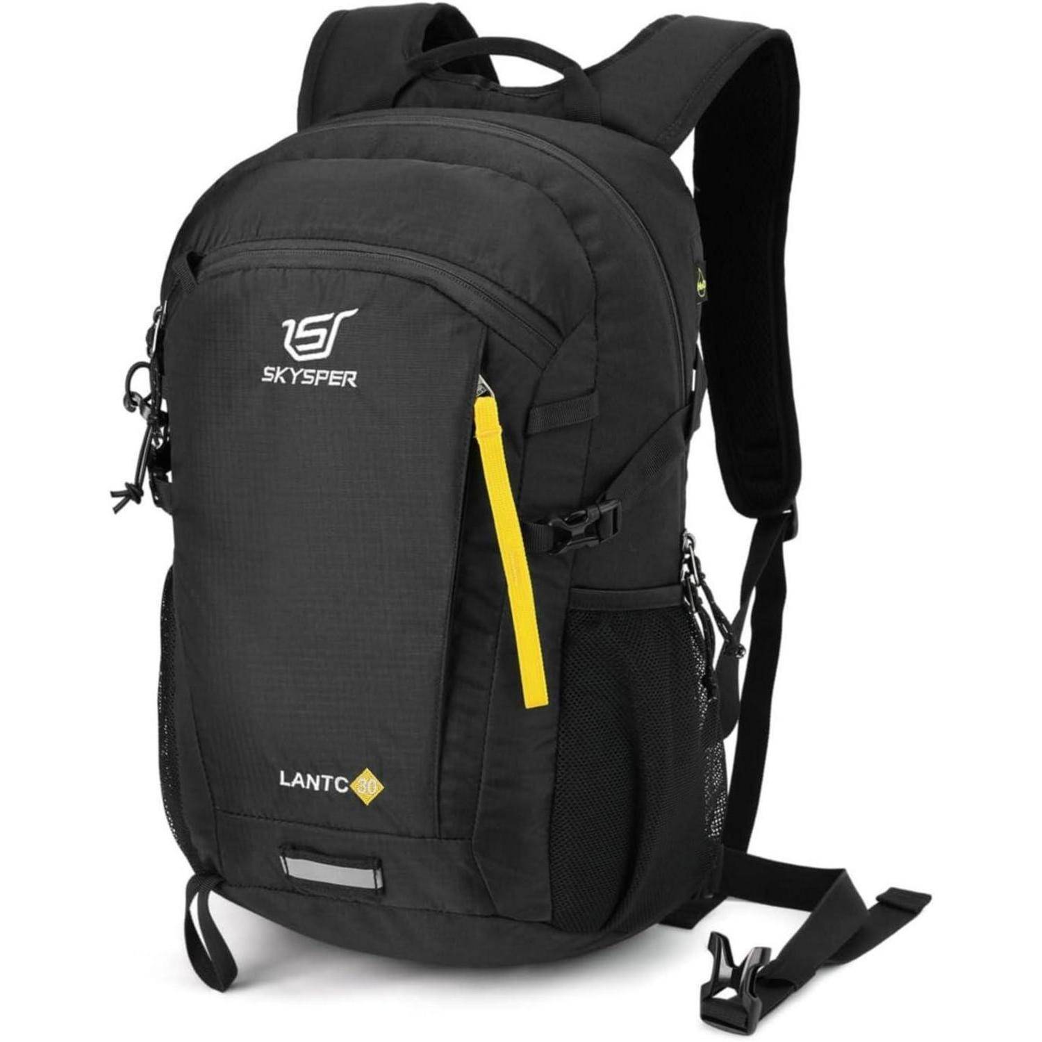 Ein schwarzer Rucksack mit einem gelben Reißverschluss, verstellbaren Trägern, seitlichen Netztaschen und dem 'SKYSPER' Logo. Geeignet für Reisen oder Wanderungen.