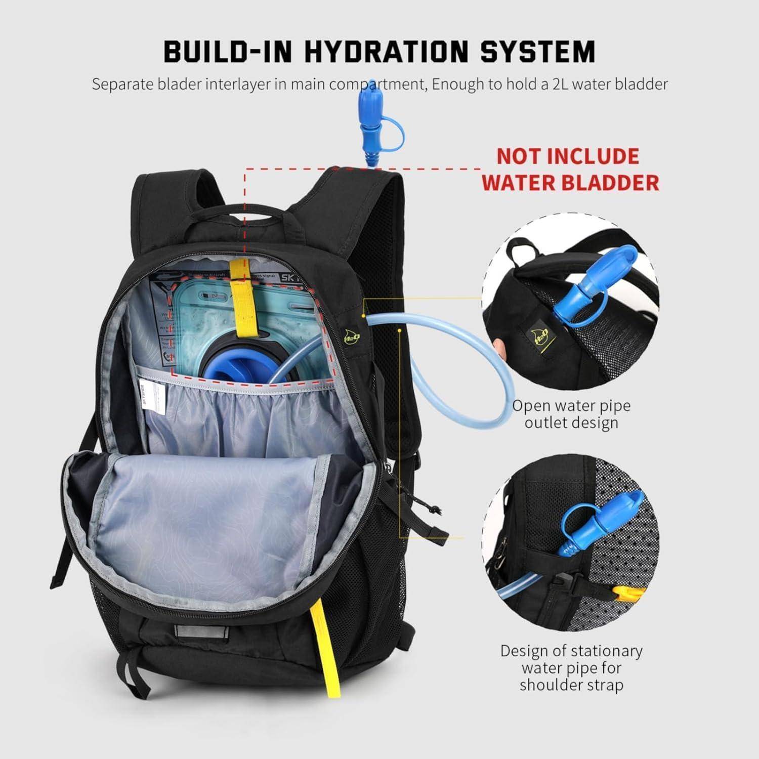 Schwarzer Rucksack geöffnet, Innenansicht mit Hydration-System-Fach, blauer Wasserschlauch und Designdetails. Hinweis: Wasserbeutel nicht im Lieferumfang enthalten.
