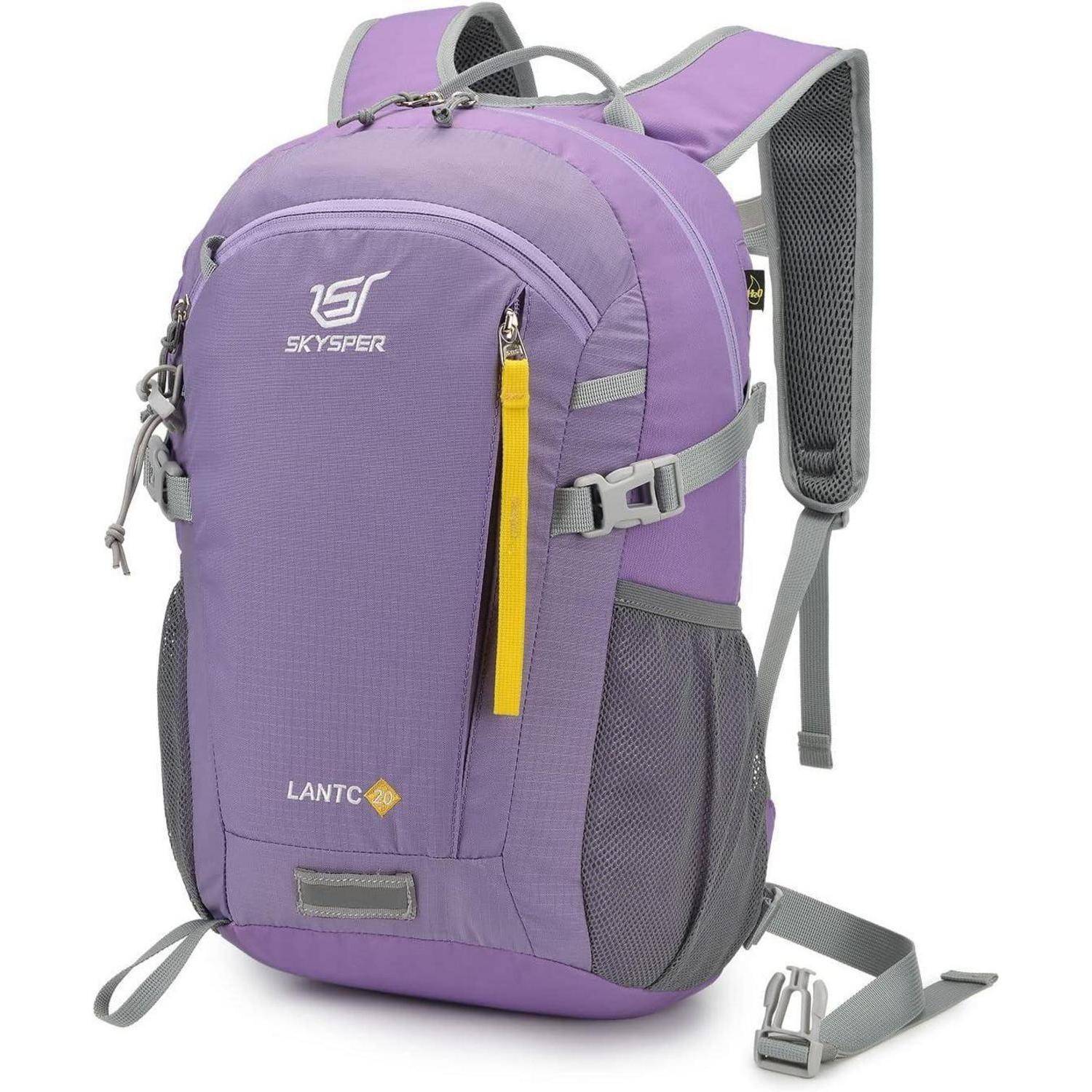 Ein lila Wanderrucksack mit 'SKYSPER' Logo, Reißverschlussfächern und Netzseitentaschen. Für den Outdooreinsatz konzipiert.