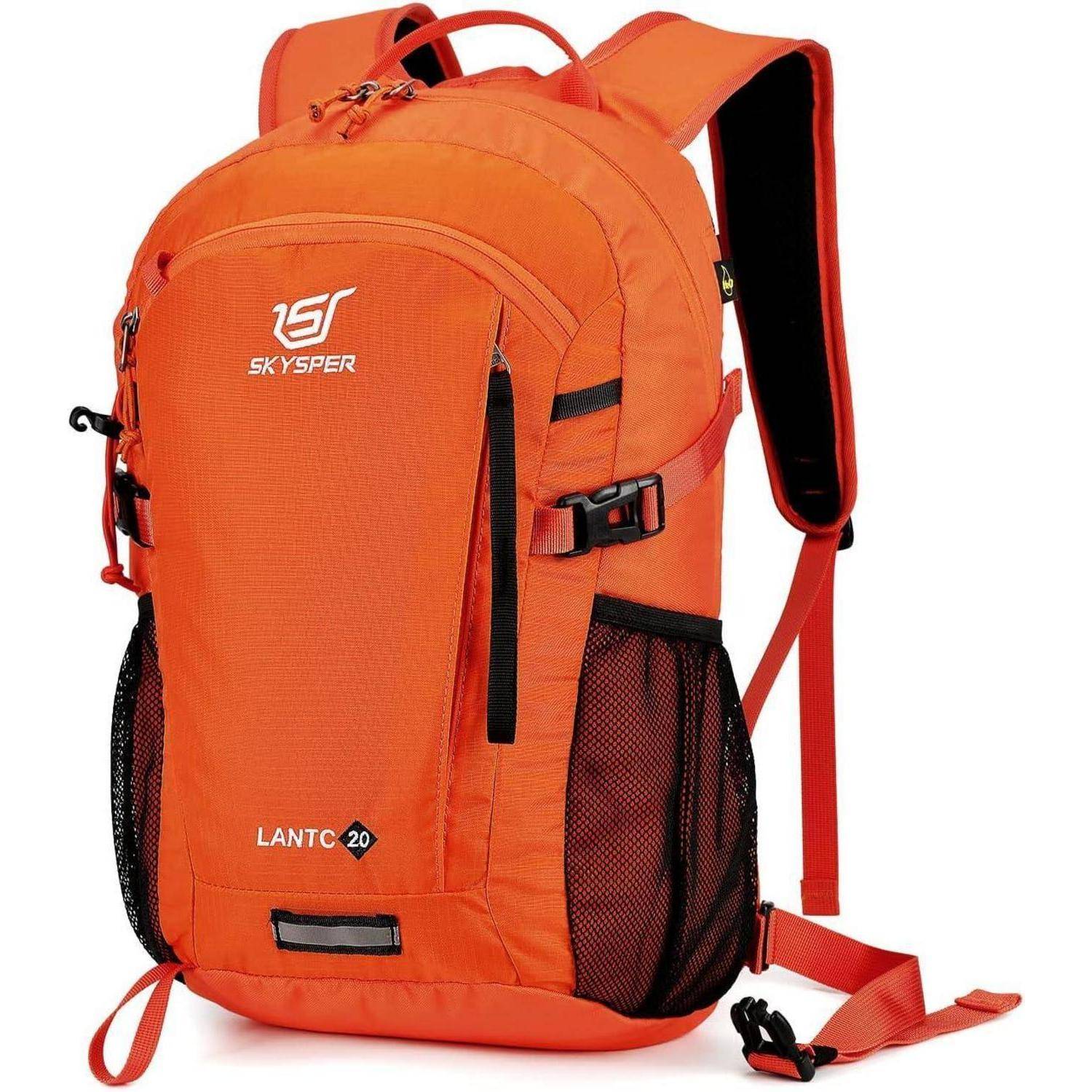 Ein orangefarbener Rucksack mit schwarzen Akzenten, ausgestattet mit verstellbaren Trägern, mehreren Reißverschlussfächern, Netzseitentaschen und einem Logodesign.