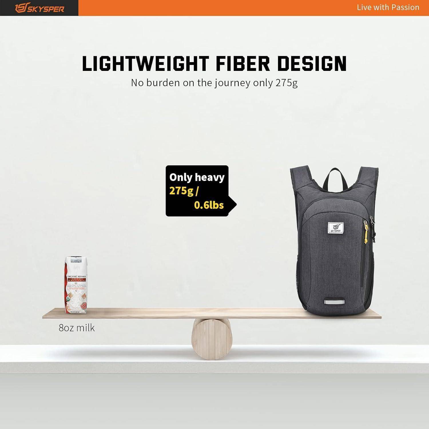 Eine Balkenwaage hält auf der einen Seite eine 8-Unzen-Milchpackung und auf der anderen Seite einen Rucksack mit dem Text „Nur leicht 275g / 0,6 lbs