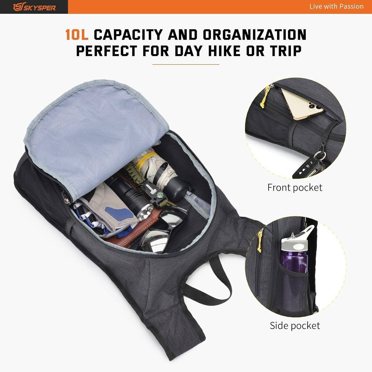 Ein schwarzer Rucksack ist teilweise geöffnet und zeigt seinen Inhalt wie eine Wasserflasche und Snacks. Text lautet: „10 Liter Kapazität und Organisation – perfekt für Tageswanderungen oder Ausflüge.