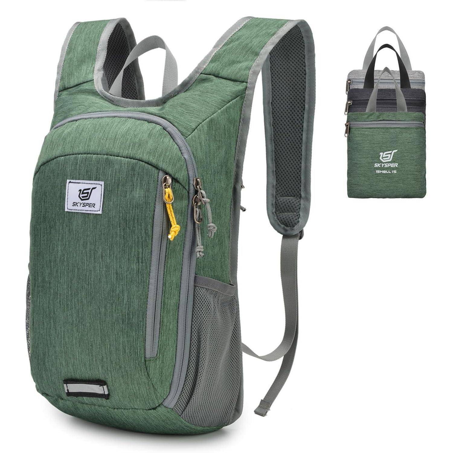 Ein grüner Rucksack mit grauen Akzenten und einer Reißverschlusstasche an der Vorderseite. Er verfügt über einen Netz-Wasserflaschenhalter und trägt ein Logo mit der Aufschrift ‚SKYPER' auf der Front.