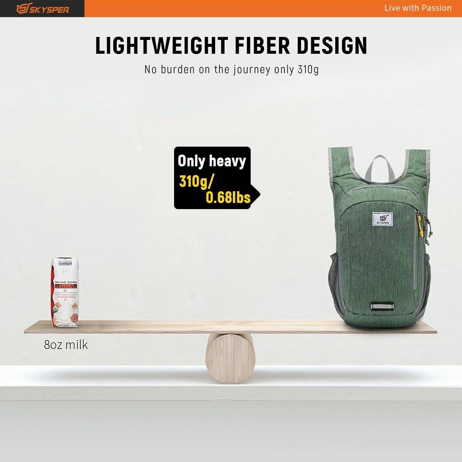 Grüner Rucksack mit einem Gewicht von 310g, der auf einer Wippe gegen eine 8-Unzen-Milchpackung ausbalanciert ist und damit sein leichtes Design unterstreicht.