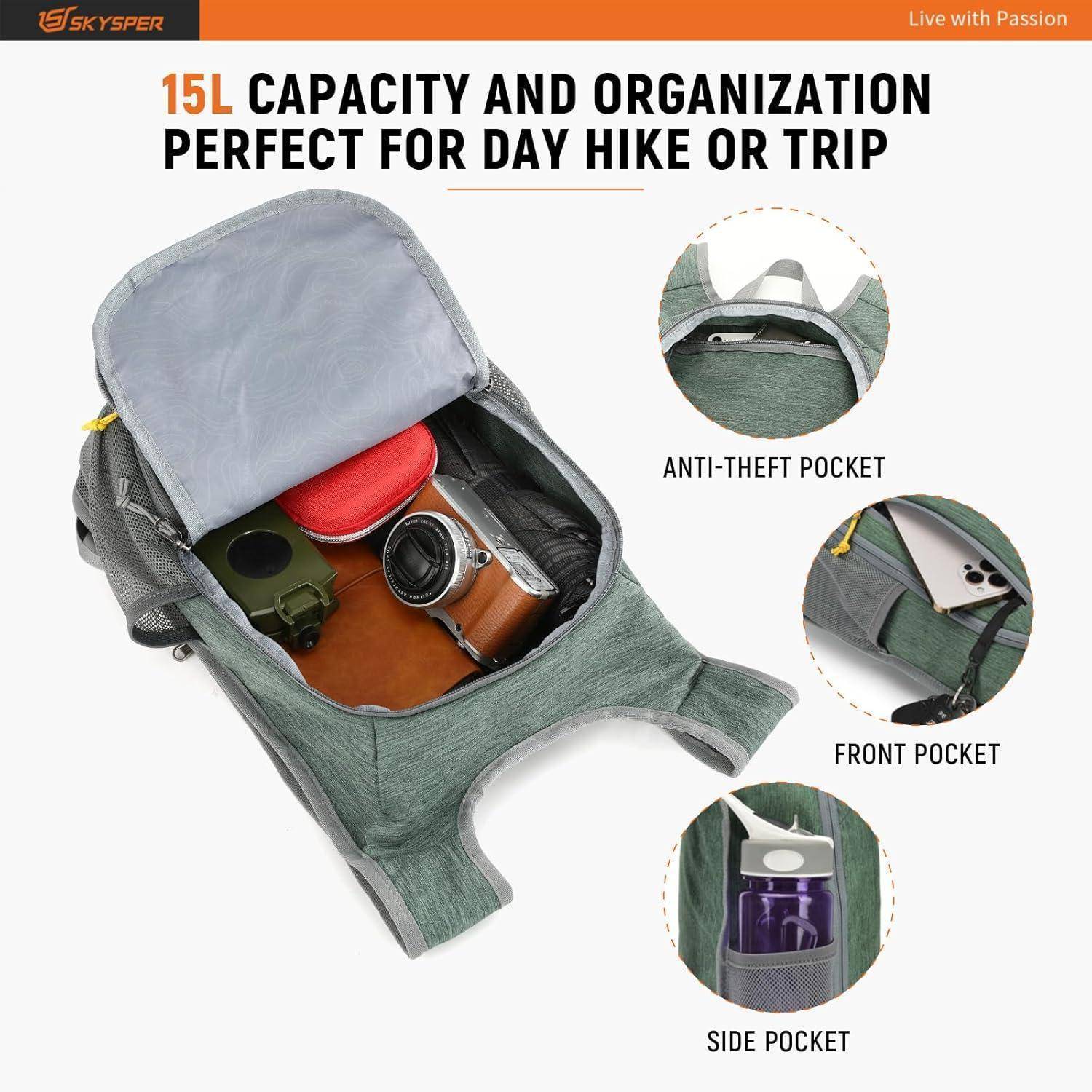 Ein Rucksack mit offenen Fächern, in denen Kamera, Notizbuch und Kopfhörer zu sehen sind. Etiketten weisen auf diebstahlsichere, vordere und seitliche Taschen hin. Text: '15L Kapazität, perfekt für Tageswanderung oder Reise'.