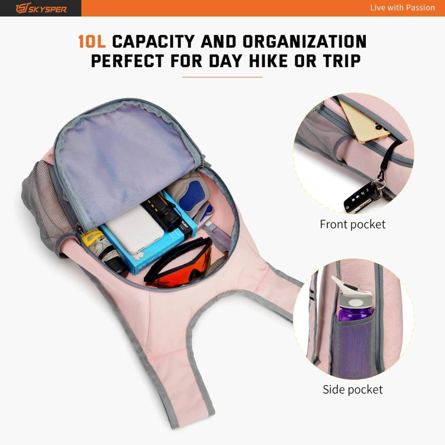 Rosa Rucksack mit 10 Liter Fassungsvermögen und Organisation, ideal für Tageswanderungen oder Ausflüge. Geöffnet, um die Vordertasche mit Gegenständen und die seitliche Flaschentasche zu zeigen.