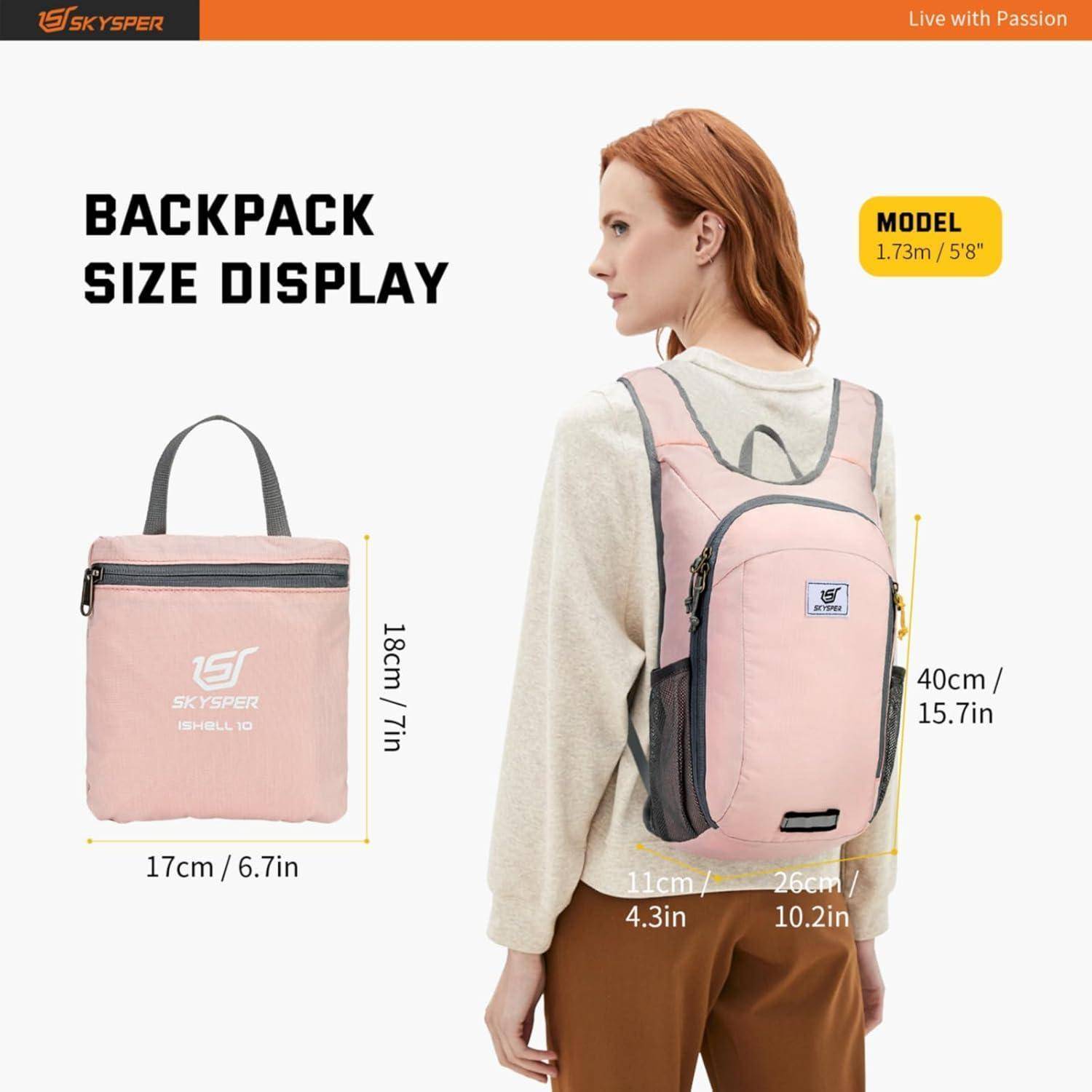 Eine Frau trägt einen pinken Rucksack, der folgende Größe aufweist: 40 cm hoch, 11 cm tief, 26 cm breit. Der Rucksack lässt sich in eine kleine Tasche von 17 cm x 18 cm zusammenfalten.