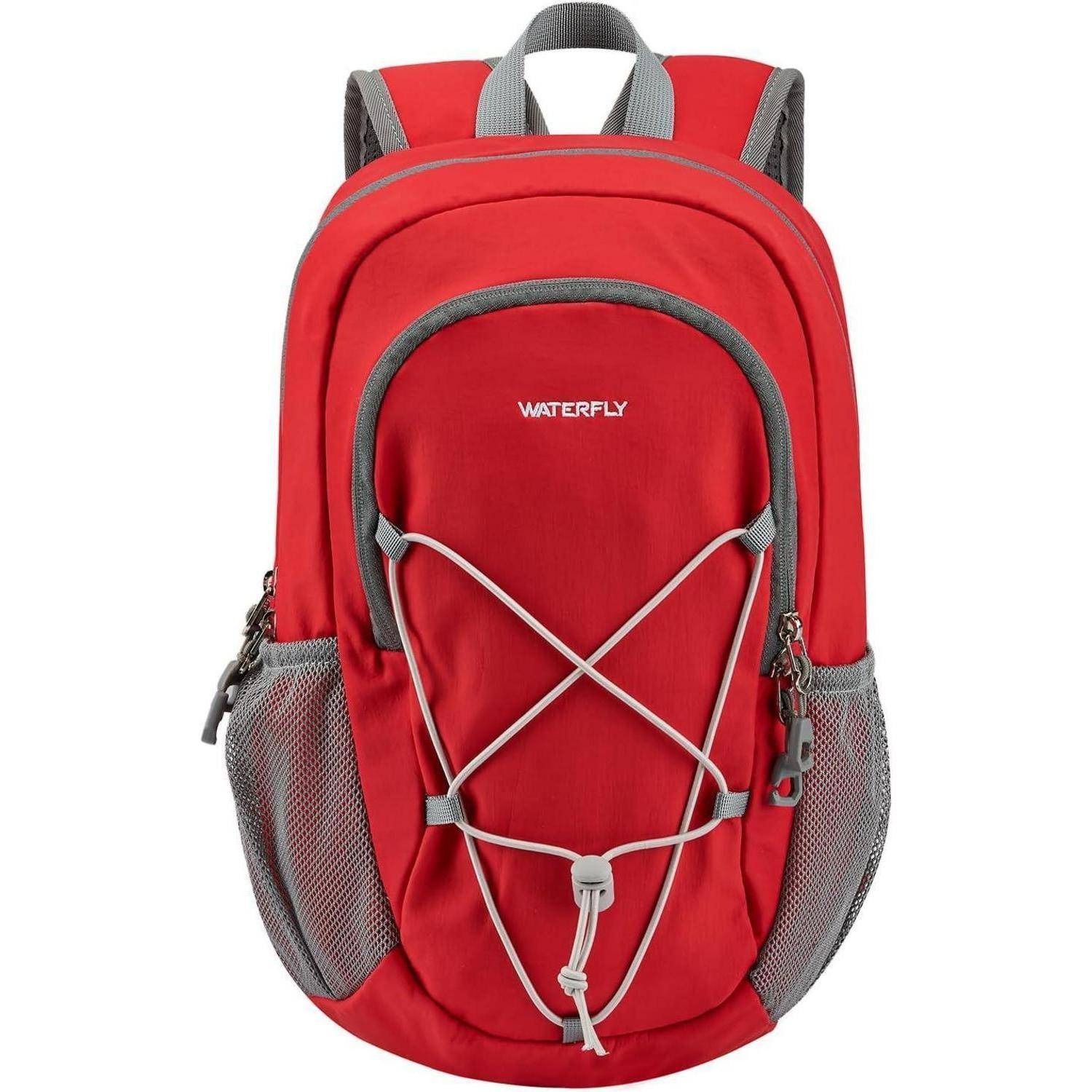 Ein roter Rucksack mit grauen Akzenten, Reißverschlusstasche an der Vorderseite und Netzseitentaschen, ausgestattet mit verstellbaren Trägern und einer Spanngummi-Befestigung vorne.