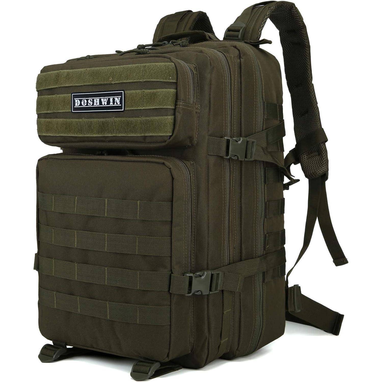 Ein großer, olivgrüner taktischer Rucksack mit mehreren Fächern, verstellbaren Riemen und einem Klettverschluss-Aufnäher auf der Vorderseite.