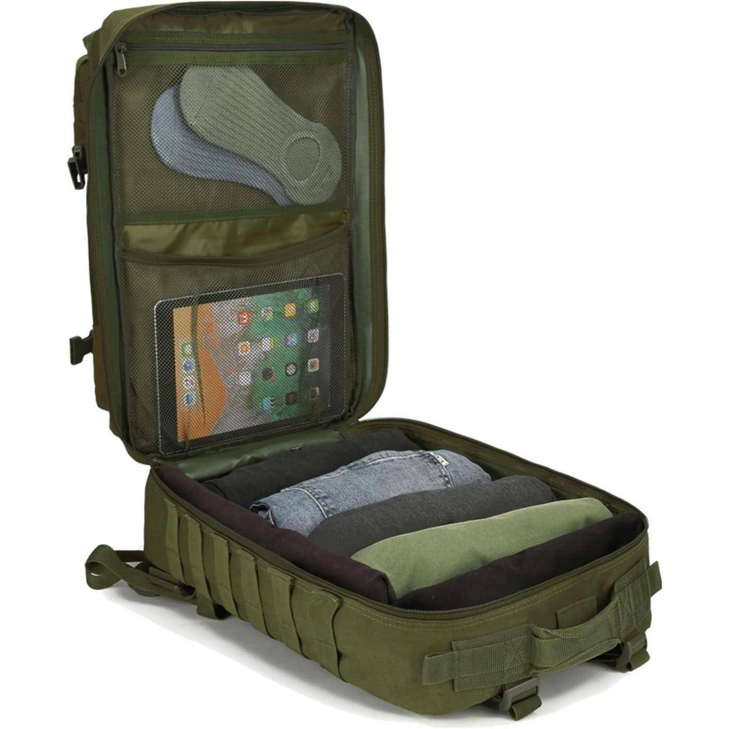 Ein offener, grüner Reiserucksack mit Mesh-Taschen, in denen Schuhe und ein Tablet untergebracht sind, und dem Hauptfach, das mit ordentlich zusammengelegten Kleidungsstücken gefüllt ist.