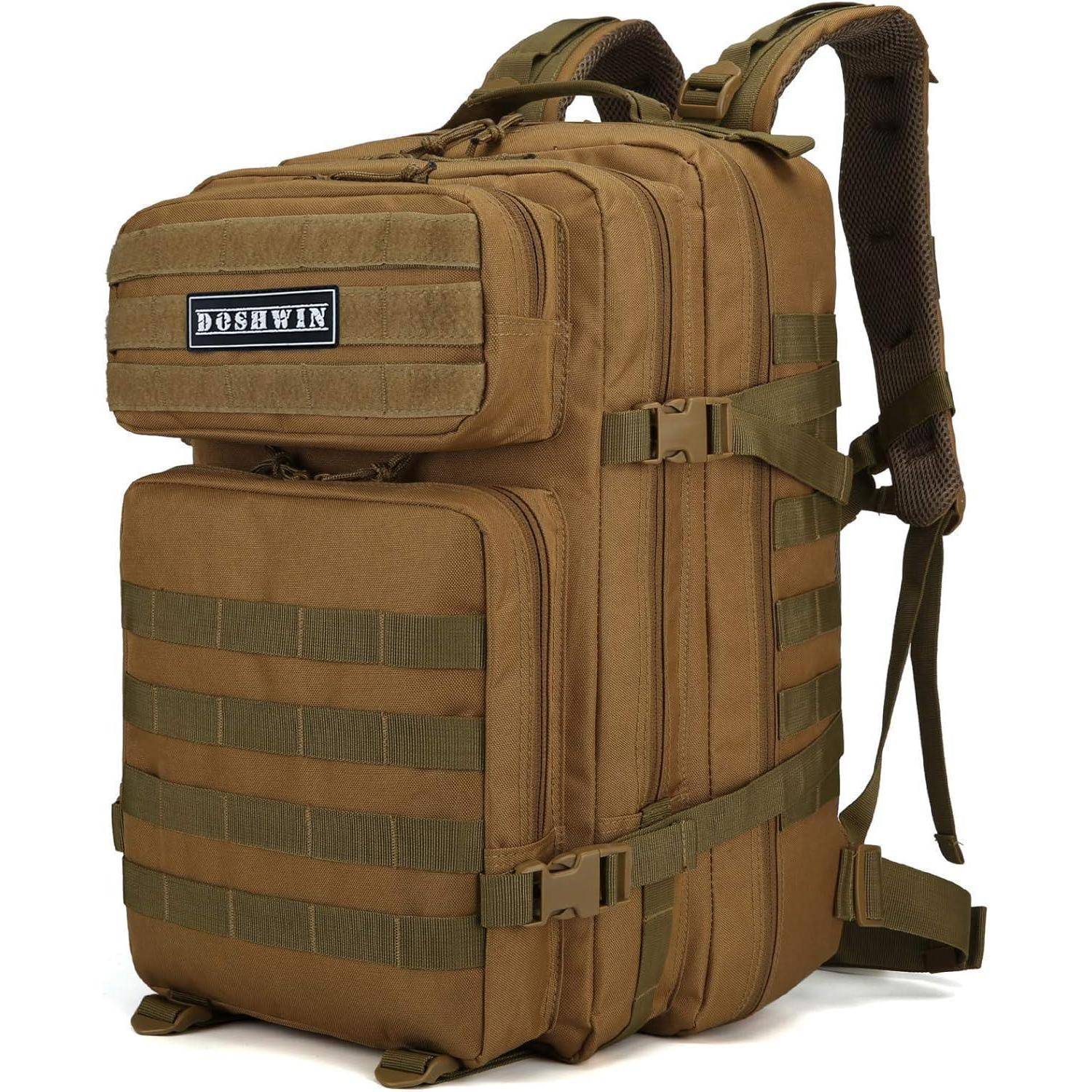 Ein beiger Rucksack mit mehreren Fächern, gepolsterten Schultergurten und seitlichen Schnallen. Das Etikett trägt die Aufschrift 