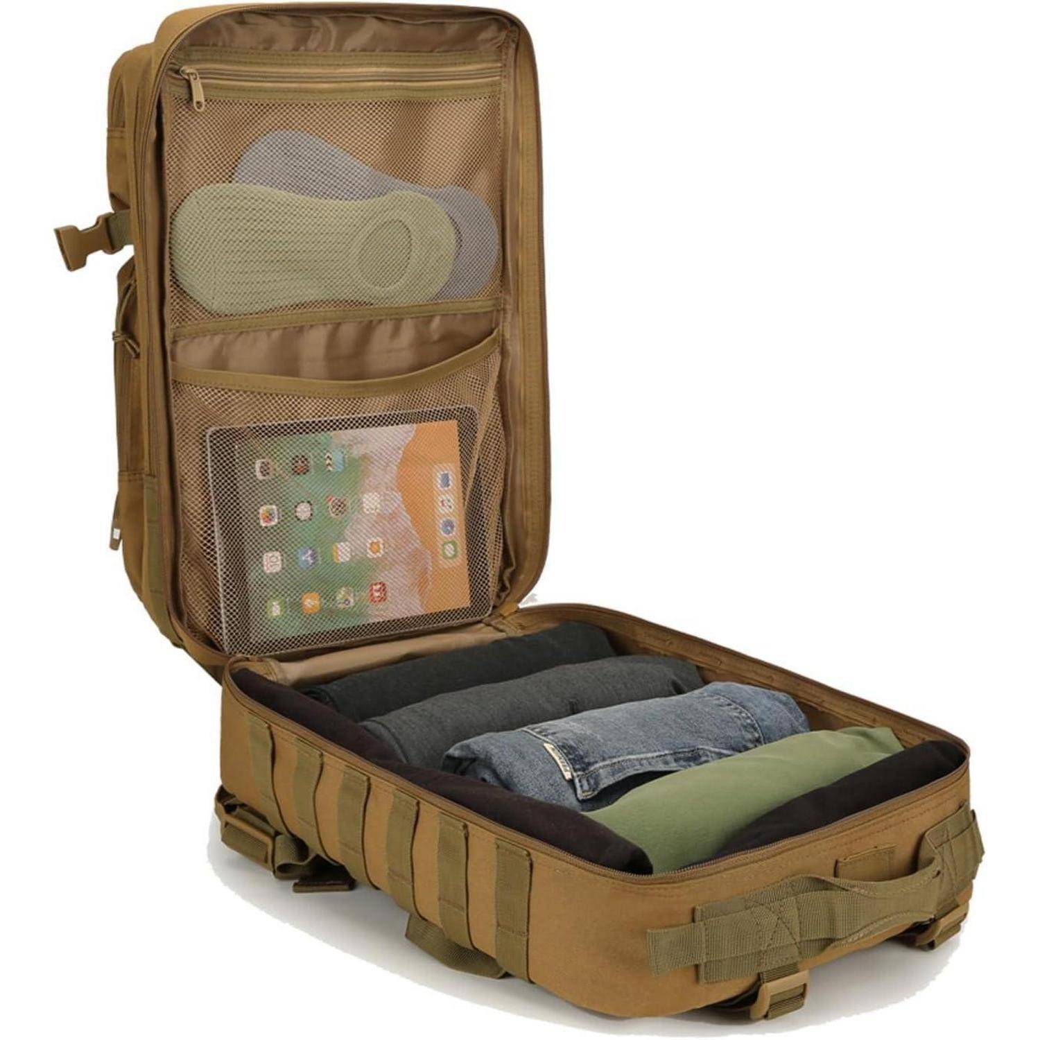 Offener brauner Rucksack mit ordentlich arrangierten Kleidungsstücken und Essentials im Inneren, einschließlich Hemden und einer transparenten Tasche für kleine Gegenstände.