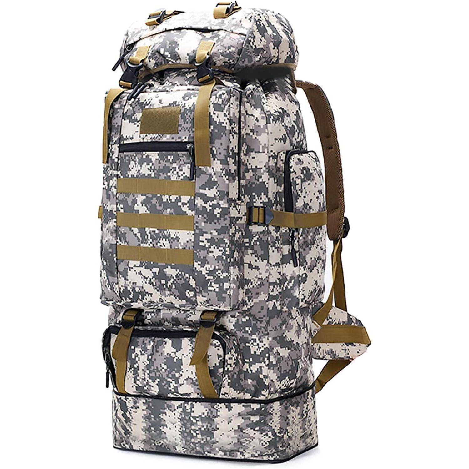 Ein großer, tarnmustergeprägter Wanderrucksack mit mehreren Riemen und Fächern, der durch ein robustes Design für Outdoor-Abenteuer konzipiert ist.