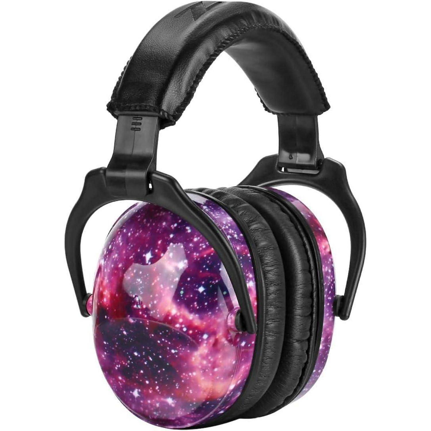 Bunte Kopfhörer mit einem Galaxy-Design auf den Ohrmuscheln.