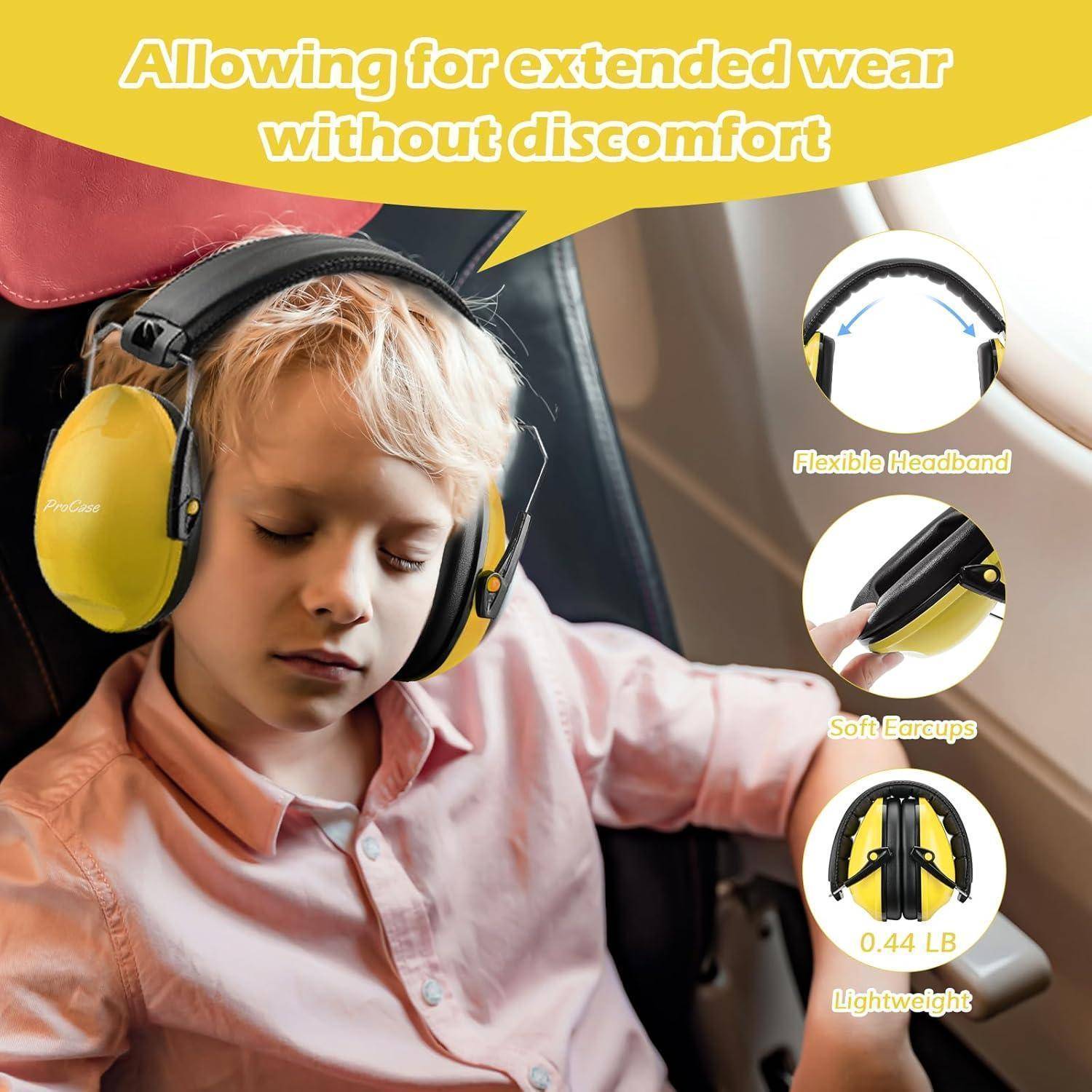 Kleines Kind schläft in einem Flugzeug und trägt große Noise-Cancelling-Kopfhörer. Texthervorhebungen zeigen: 'Flexibles Headband', 'Weiche Ohrmuscheln', '0,44 LB Leichtgewicht'.