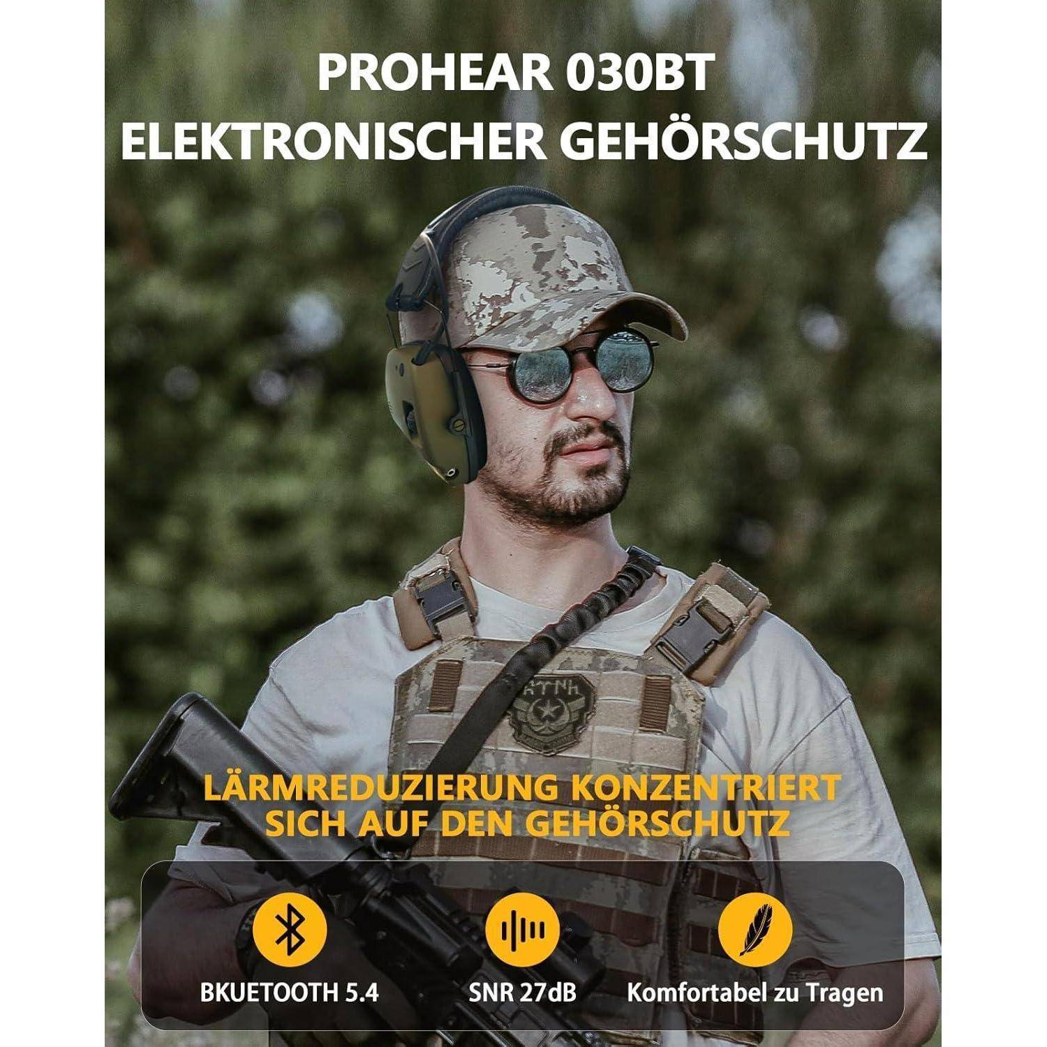 Eine Person im Freien mit Tarnkleidung und elektronischen Gehörschützern, die Ausrüstung hält. Der Text hebt Lärmreduzierung und Bluetooth-Funktionen hervor.