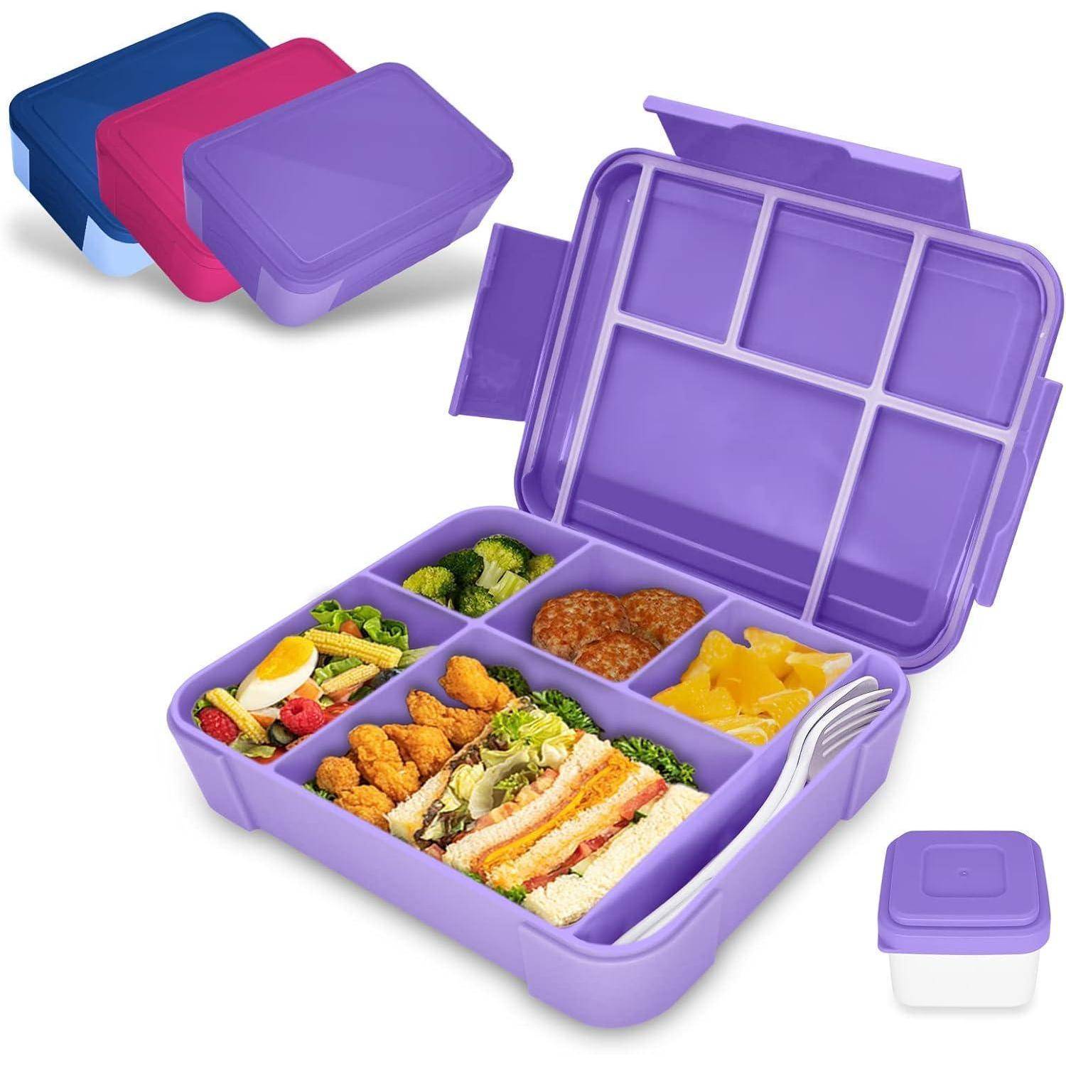 Eine lila Brotdose mit mehreren Fächern, die Obst, Gemüse, ein Sandwich und Snacks enthält. Zusätzliche Deckel und ein kleiner Behälter sind zu sehen.