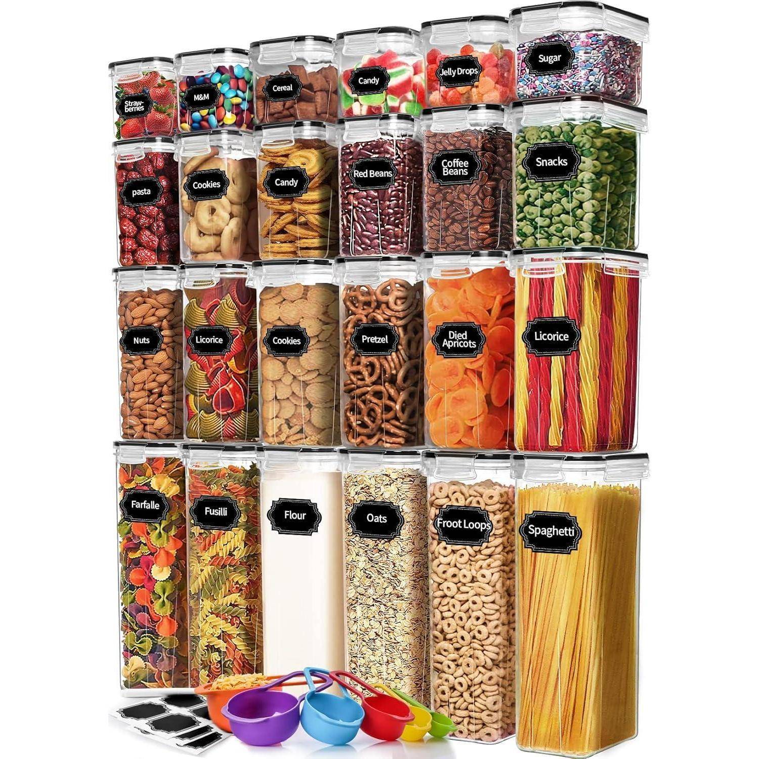 Ein Vorratsregal mit durchsichtigen Behältern, gefüllt mit verschiedenen Lebensmitteln wie Nudeln, Keksen, Snacks, Haferflocken und Spaghetti. Messbecher stehen davor.