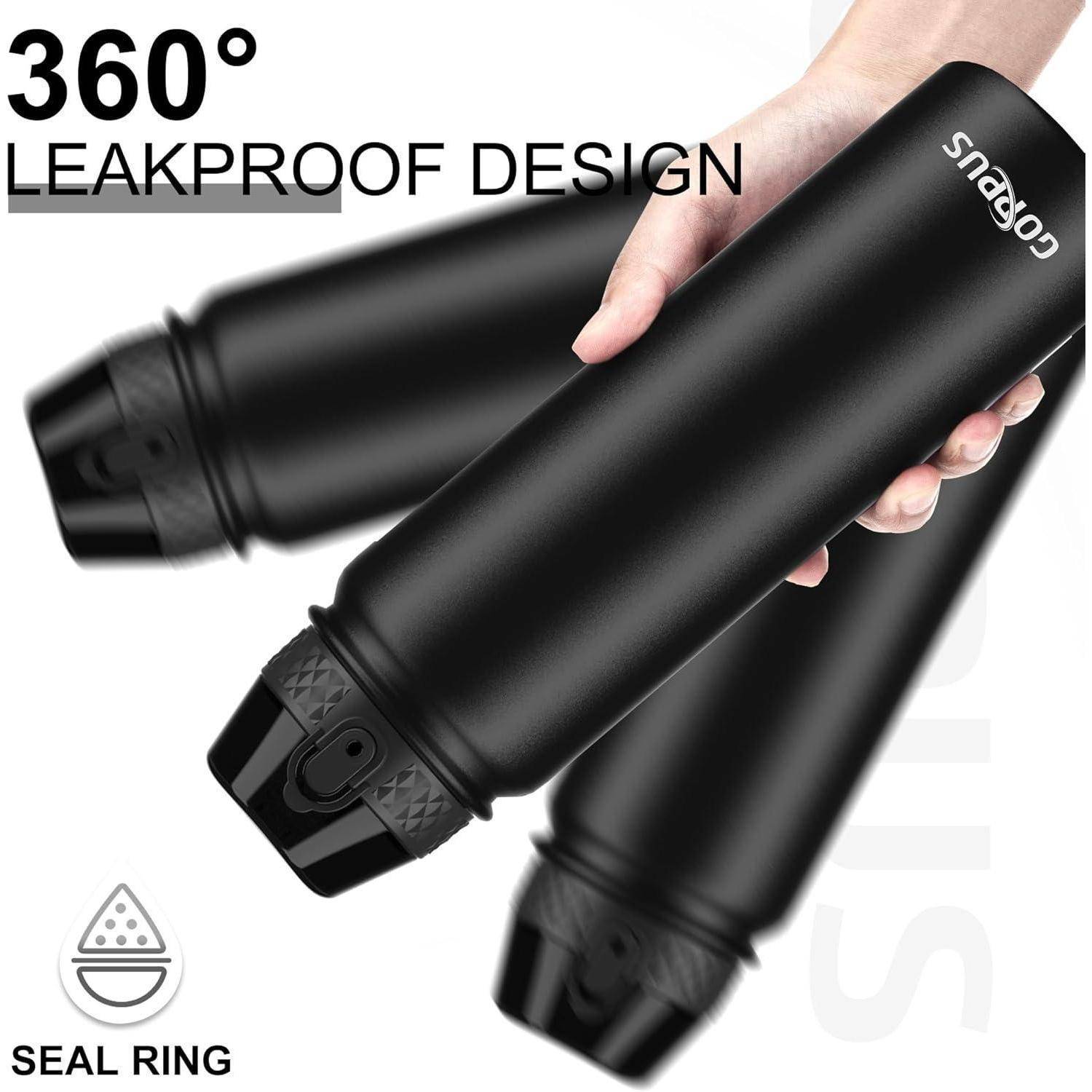 Das Bild zeigt eine Hand, die einen schwarzen, zylindrischen Becher mit der Aufschrift '360° Auslaufsicheres Design' hält. Drei Becher sind zu sehen.