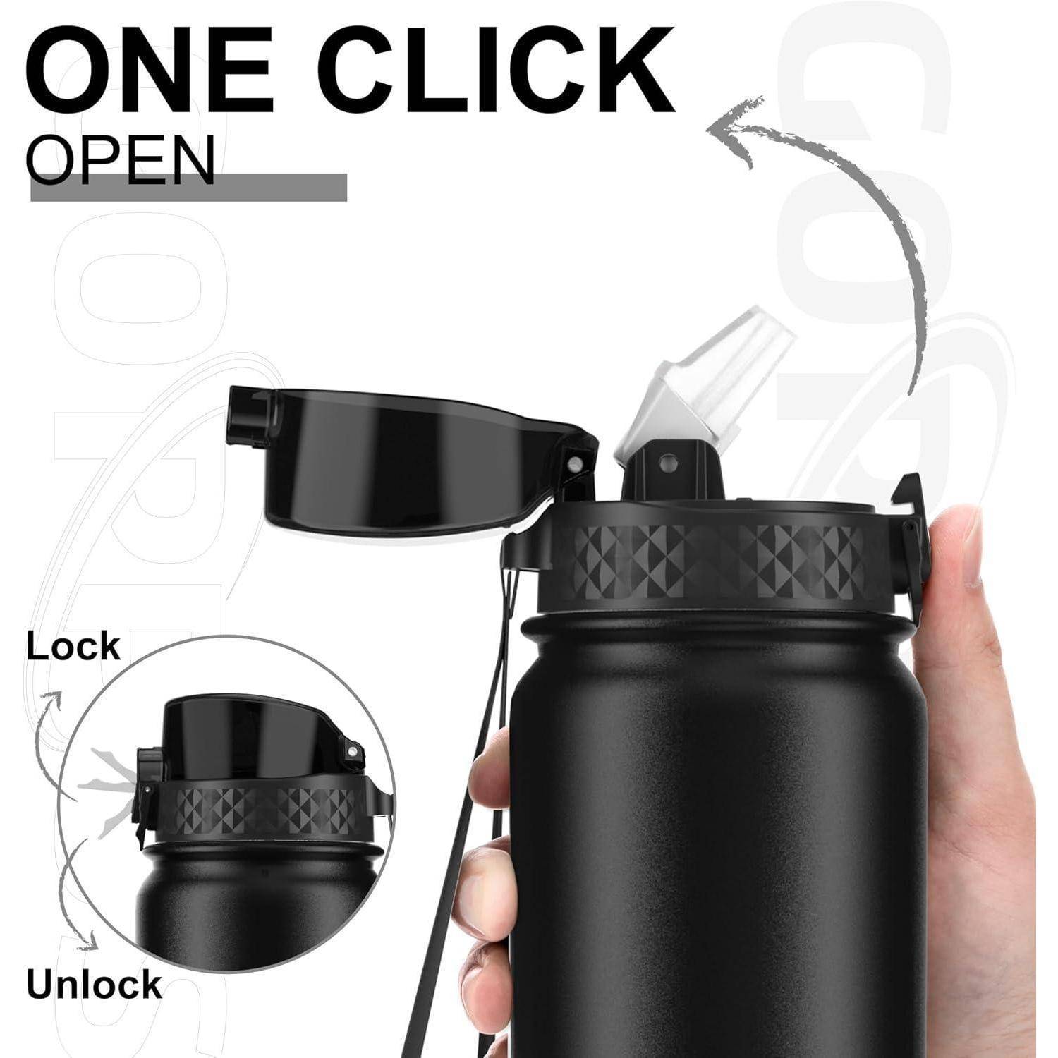 Eine Nahaufnahme einer schwarzen Wasserflasche, die mit einem Knopf geöffnet wird und eine Sperre und Entsperrfunktion zeigt. Text lautet: „Mit einem Klick öffnen.