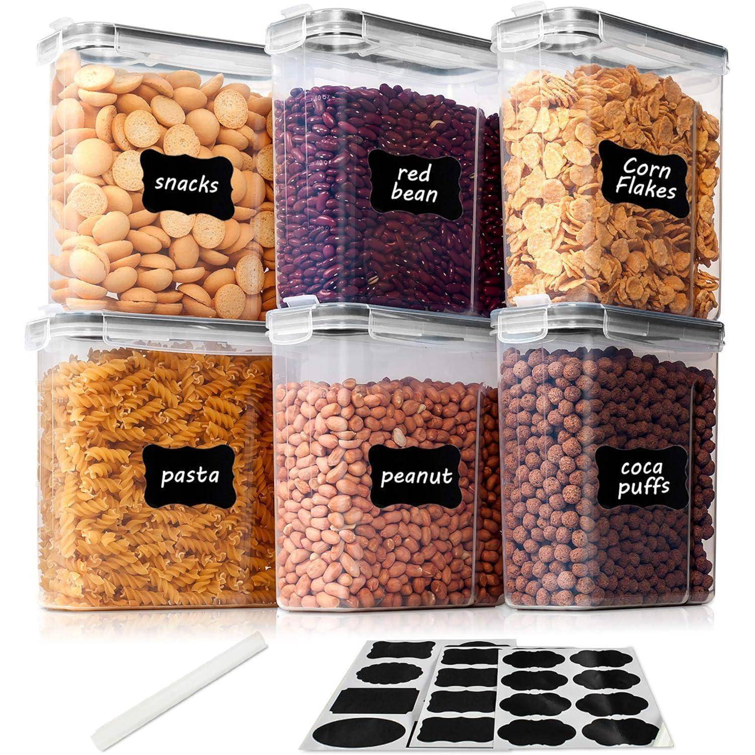Sechs transparente Behälter, beschriftet für Snacks, rote Bohnen, Cornflakes, Pasta, Erdnüsse und Kakao-Puffs. Etiketten und ein Kreidemarker im Lieferumfang enthalten.