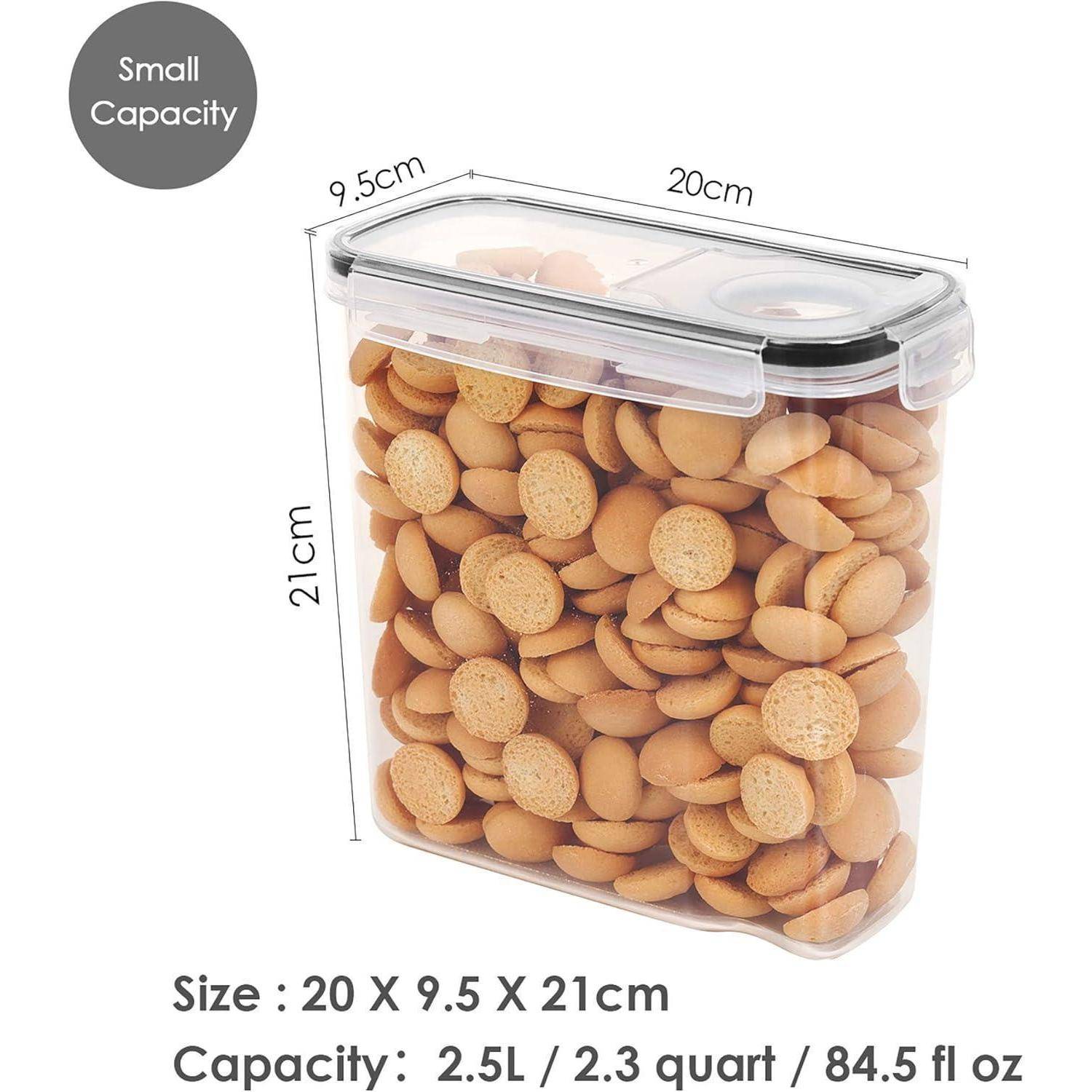 Ein transparenter Behälter gefüllt mit runden Keksen, beschriftet mit ‚Kleine Kapazität'. Abmessungen: 20 x 9,5 x 21 cm. Kapazität: 2,5 L / 2,3 Quart / 84,5 fl oz.