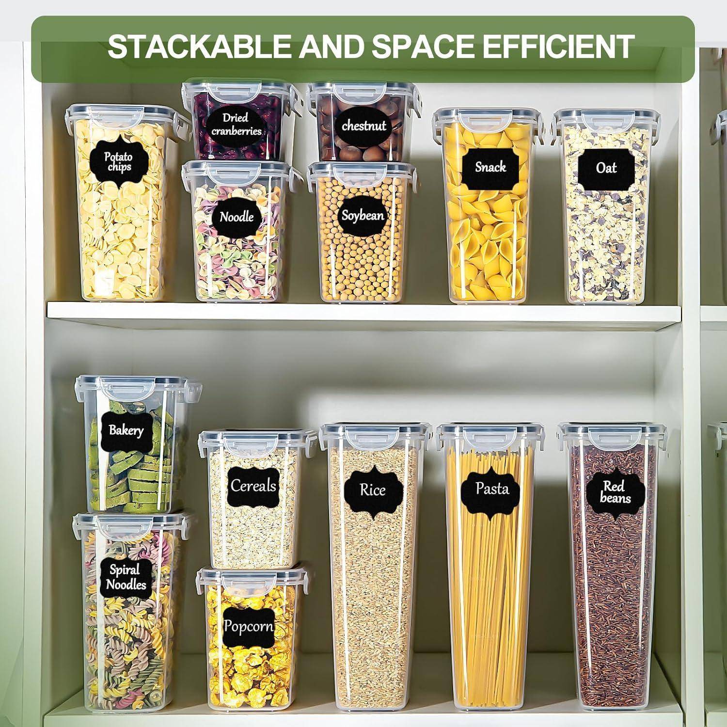 Ein Regal mit beschrifteten Küchenbehältern enthält Kartoffelchips, Snacks, Haferflocken, Getreide, Reis, Pasta, Bohnen, Popcorn, Nudeln, Kastanien und Sojabohnen.