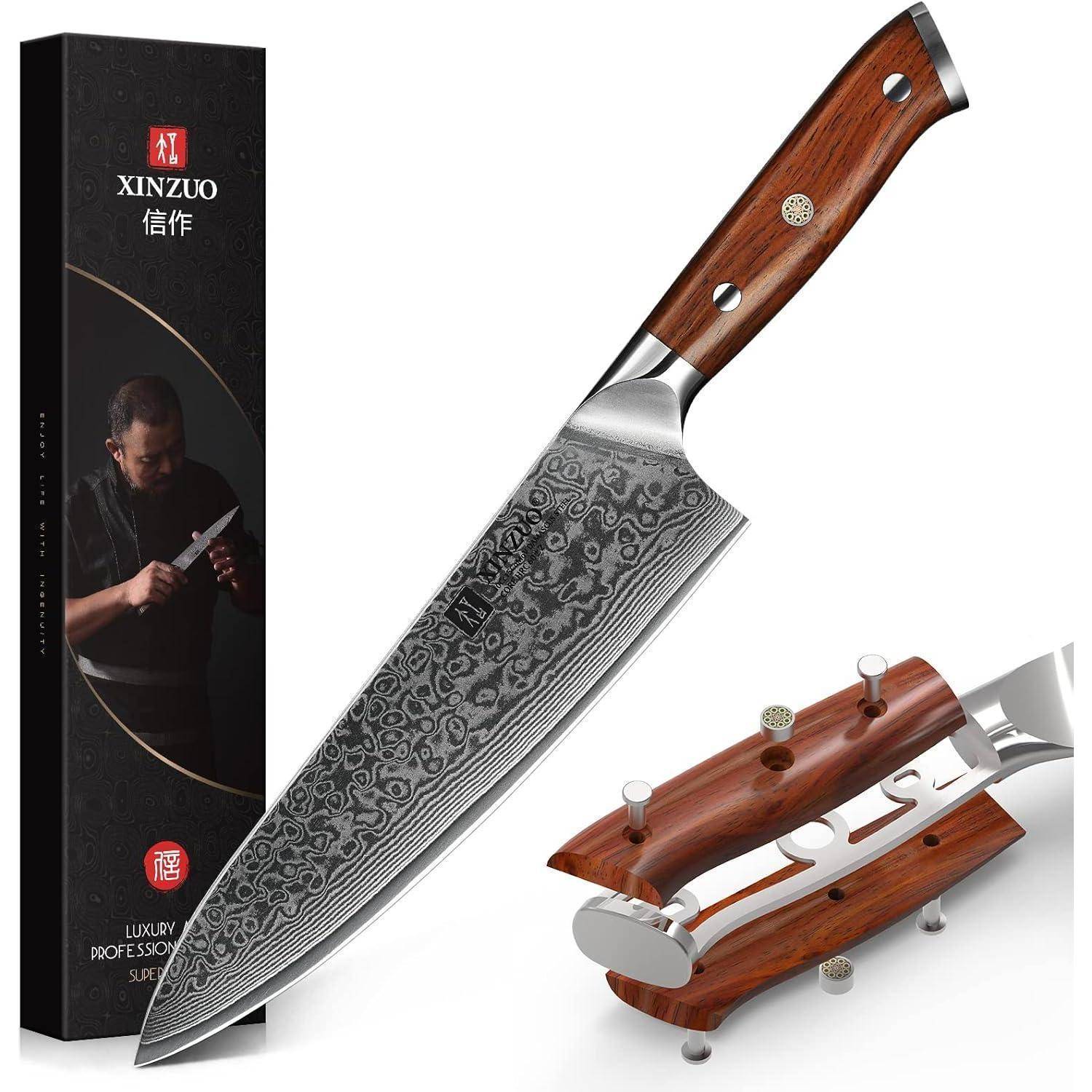 Ein Kochmesser mit gemusterter Klinge und Holzgriff, präsentiert mit einem Holzmesserhalter. Die Verpackung zeigt eine Person, die ein Messer hält.