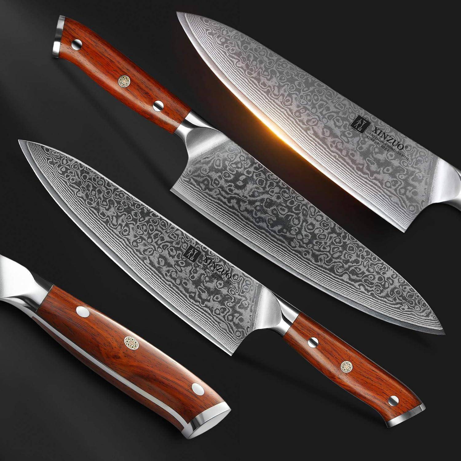 Vier elegante Küchenmesser mit gemusterten Stahlklingen und Holzgriffen, künstlerisch angeordnet, die ihr Design und ihre Handwerkskunst zur Geltung bringen.