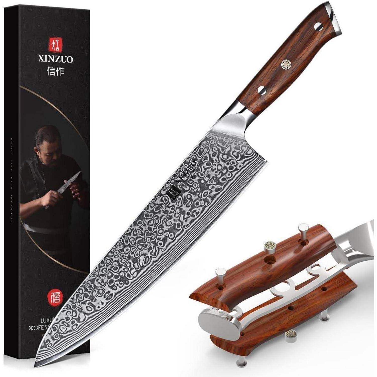 Ein Chefmesser mit gemusterter Klinge und Holzgriff wird neben seiner Verpackung und einem Holzmesserhalter präsentiert.