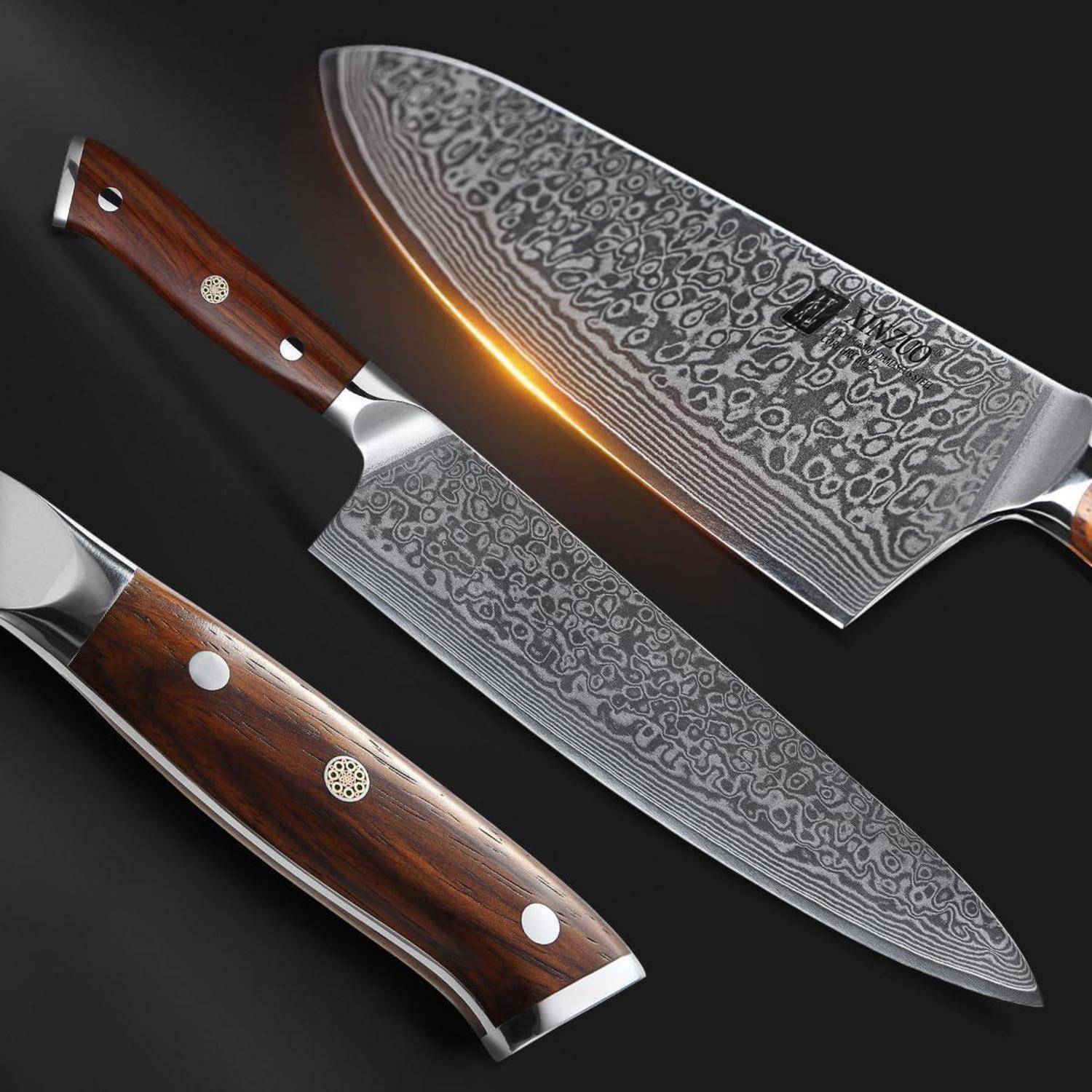 Zwei Küchenmesser aus Damaszenerstahl mit aufwendigen Mustern auf den Klingen. Holzgriffe mit Metallnieten, auf einer dunklen Oberfläche präsentiert.