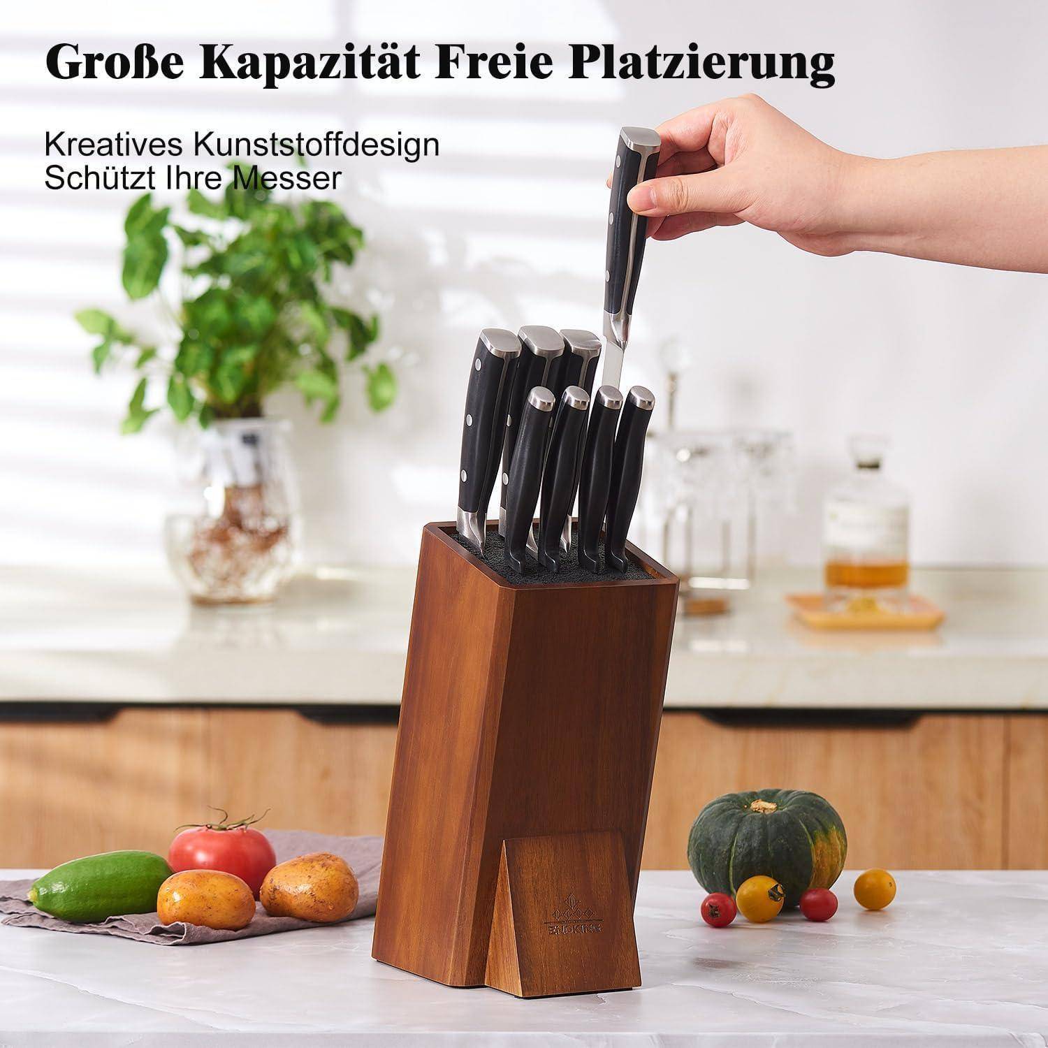 Eine Hand legt ein Messer in einen Holzmesserblock auf einer Küchenarbeitsplatte. Text lautet: 'Große Kapazität, Freie Platzierung'.