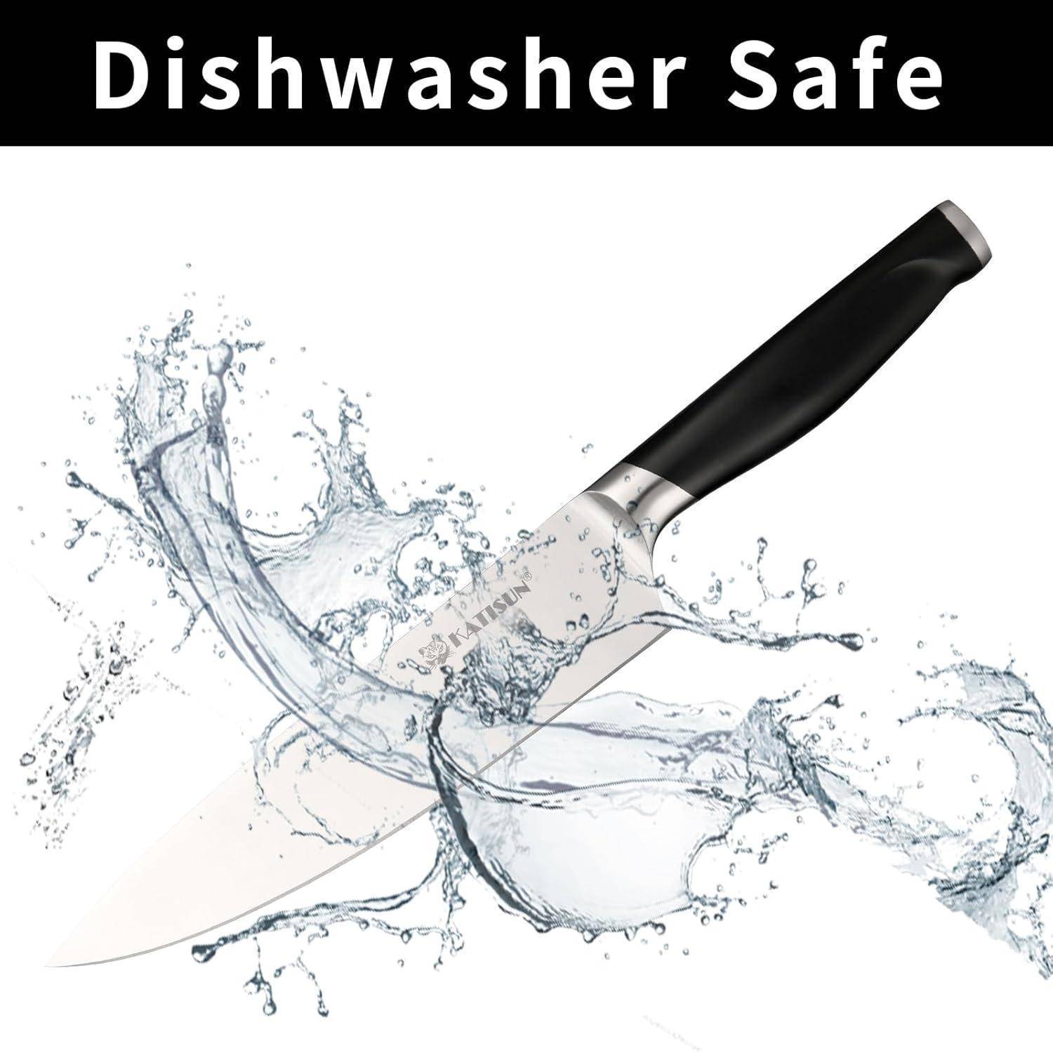 Ein Küchenmesser, mit Wasser bespritzt, mit der Aufschrift „Spülmaschinenfest