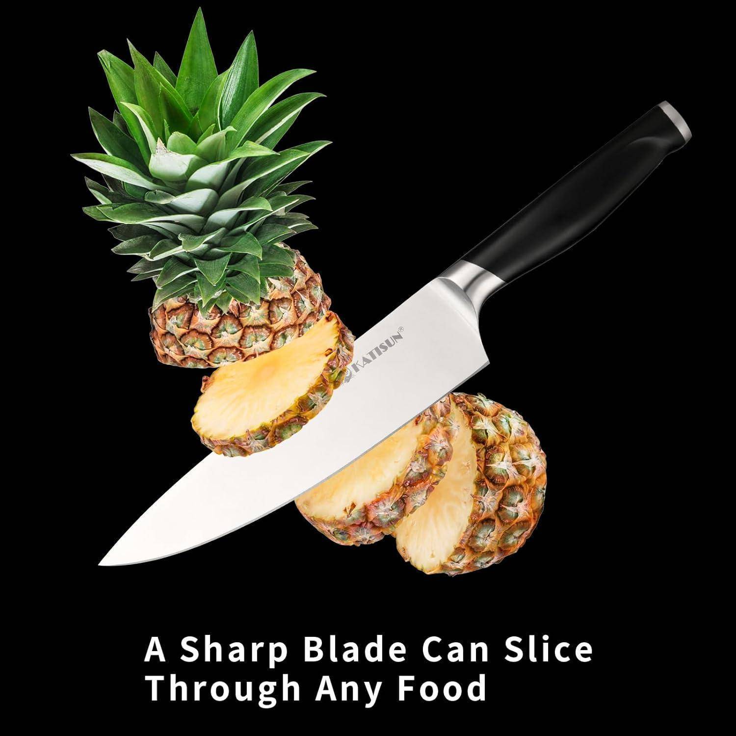 Ein Messer schneidet durch eine Ananas, mit dem Text 