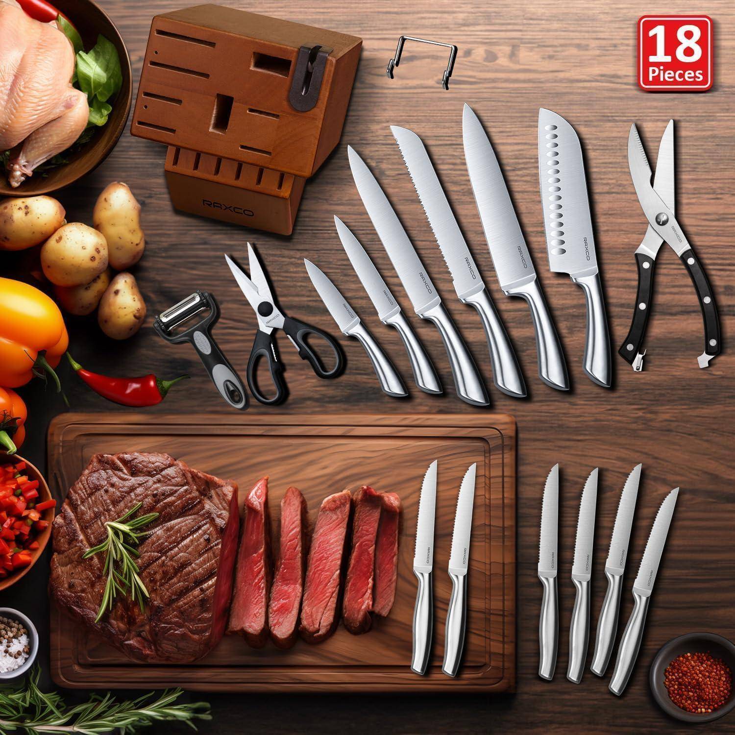 18-teiliges Messerset mit verschiedenen Küchenmessern und Zubehör, einschließlich eines Holzblocks, auf einer Holzoberfläche platziert. Rohes Steak und Gemüse in der Nähe.
