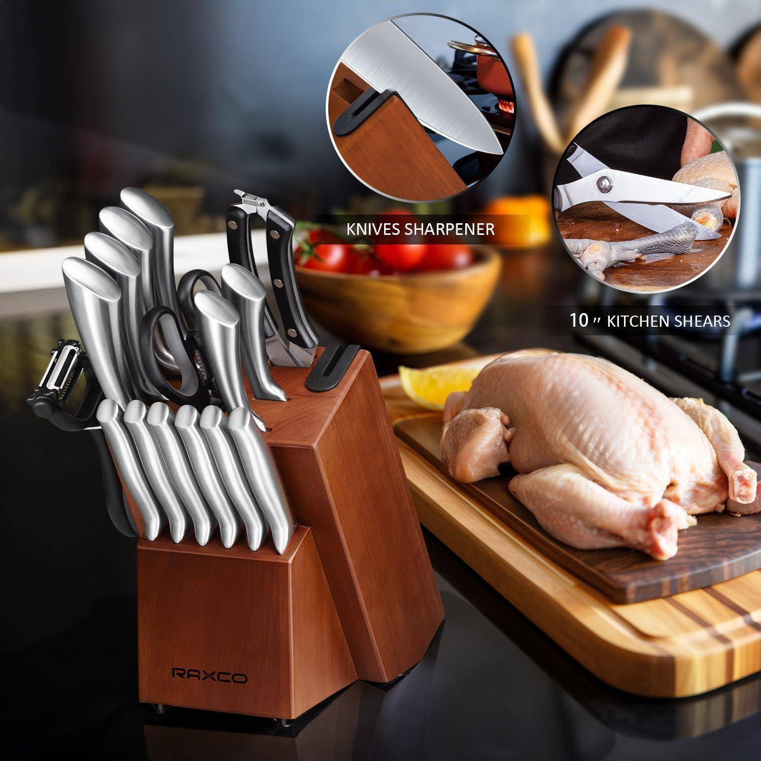 Messerset mit Holzblock auf einer Küchenarbeitsplatte. Enthält Küchenschere und einen Messerschärfer. Rohes Hähnchen wird in der Nähe vorbereitet.