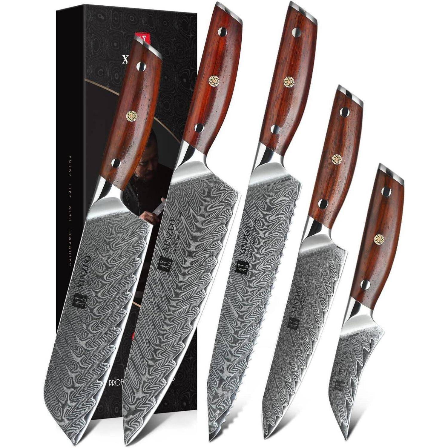 Ein Set aus fünf Küchenmessern mit gemusterten Klingen und Holzgriffen, präsentiert vor ihrer schwarzen Verpackungsbox.