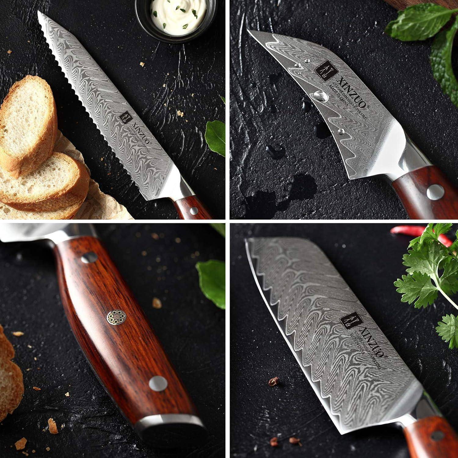 Ein Satz von vier hochwertigen Messern mit Holzgriffen und gemusterten Klingen, die auf einer dunklen Oberfläche ausgelegt sind, umgeben von geschnittenem Brot und Kräutern.
