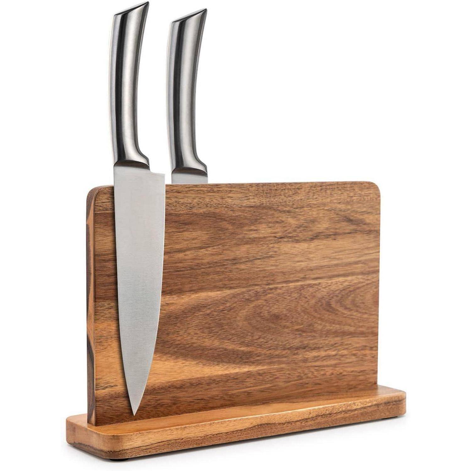 Ein Messerblock aus Holz mit zwei Edelstahlmessern, die eingesteckt sind, steht auf einer Arbeitsplatte.