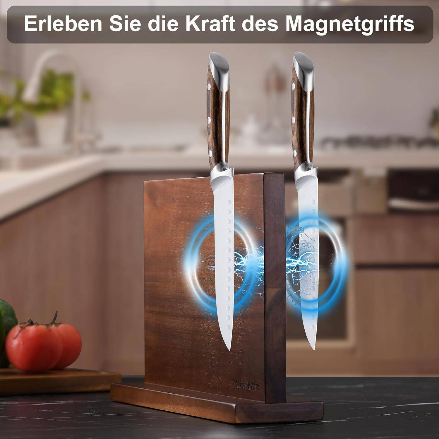 Eine Küche mit einem magnetischen Messerhalter, der zwei Messer zeigt, die daran befestigt sind. Der Text auf Deutsch lautet: 'Erleben Sie die Kraft des Magnetgriffs'.