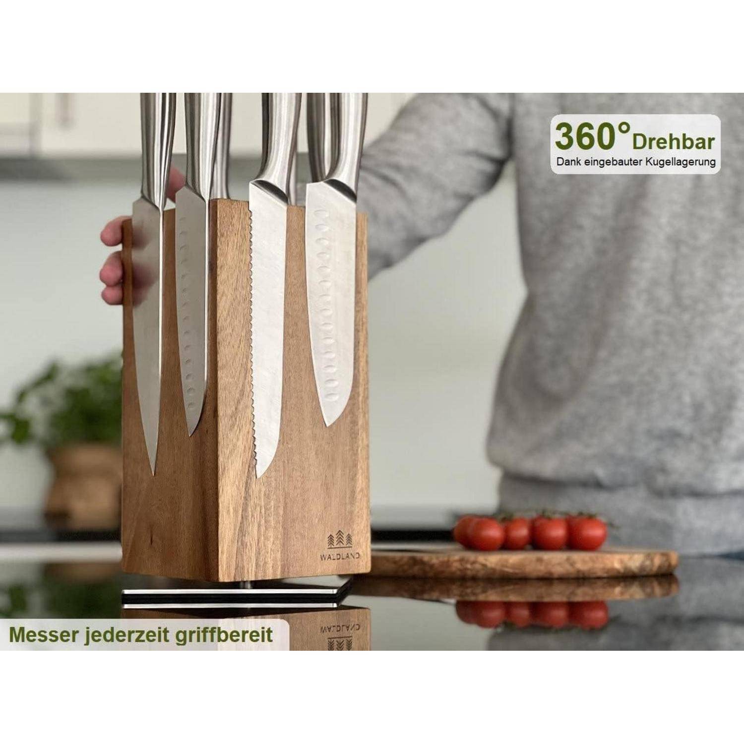 Ein Satz Küchenmesser in einem Holzblock, mit einer Person, die ein Messer hält. Eine Beschriftung zeigt '360° Drehbar' und 'Messer jederzeit griffbereit'.