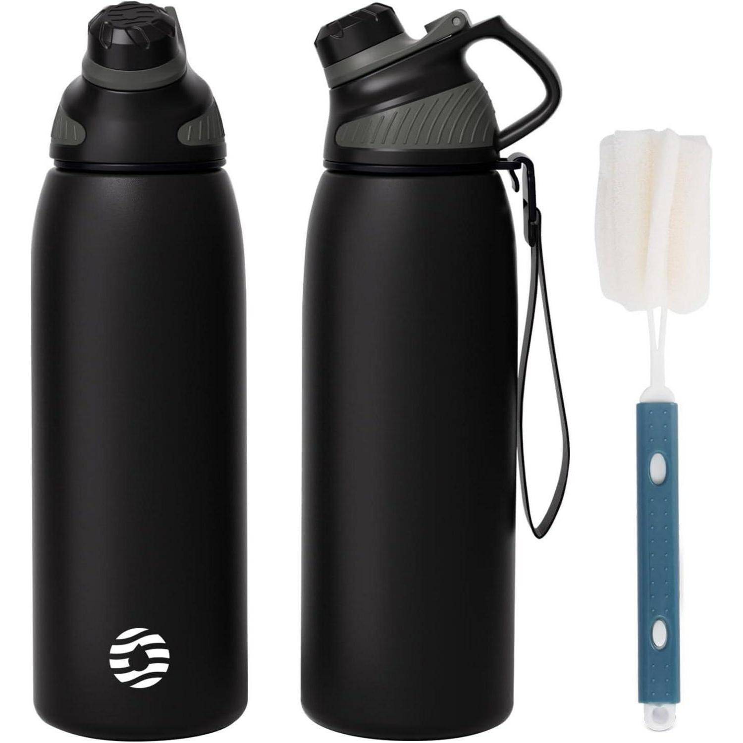 Zwei schwarze isolierte Wasserflaschen mit Klappdeckeln und eine Reinigungsbürste. Die Flaschen haben ein Logo in der Nähe des Bodens.