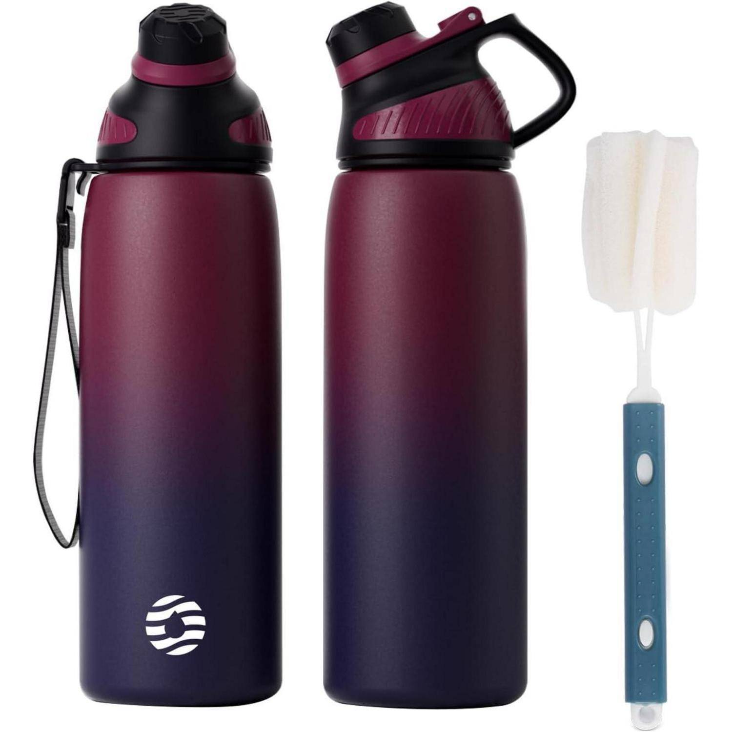 Zwei violette Wasserflaschen mit Klappdeckeln, eine aufrecht stehend und eine geneigt, neben einer Reinigungsbürste mit blauem Griff.