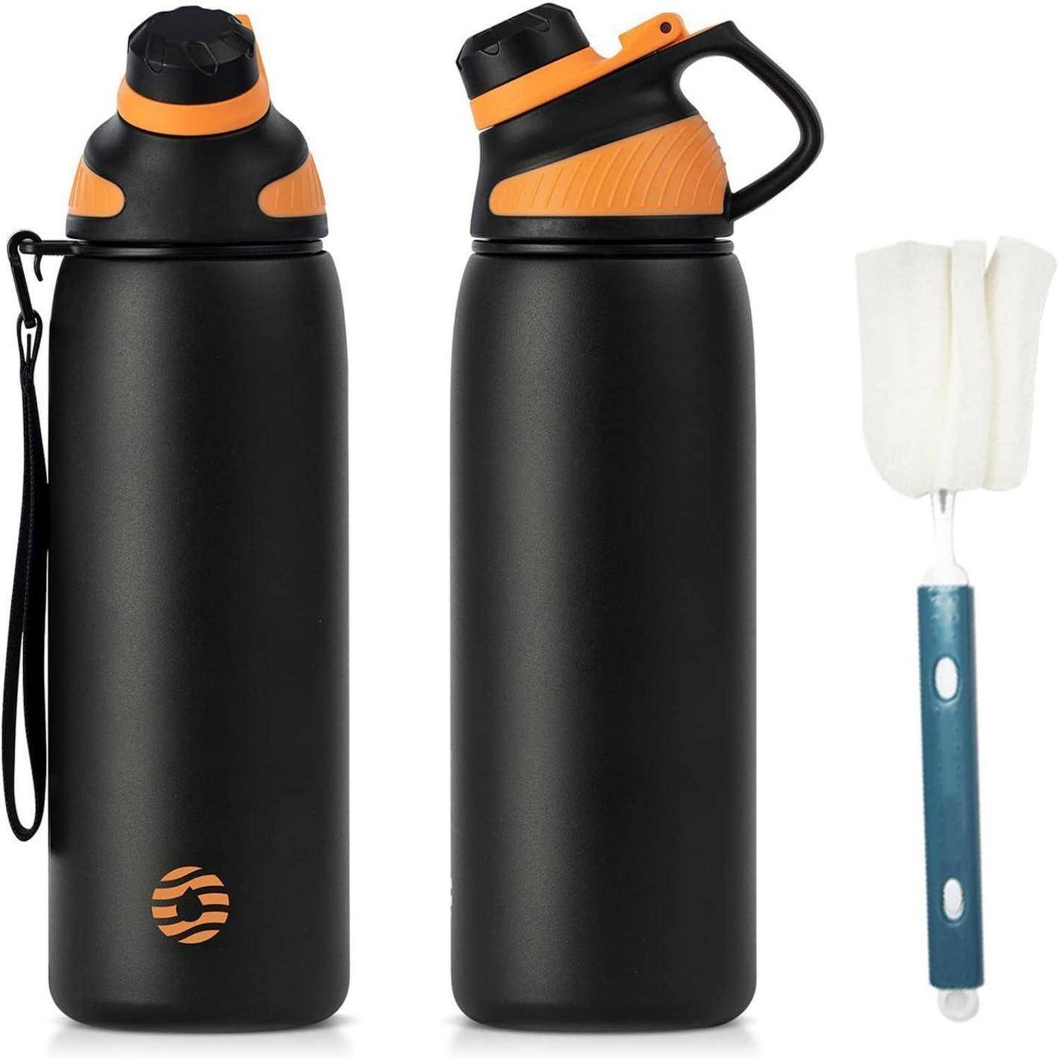 Zwei schwarze Wasserflaschen mit orangefarbenen Verschlüssen, eine davon mit geöffnetem Deckel, der die Trinköffnung zeigt. Daneben befindet sich ein weißer Schwammwischer mit blauem Griff.