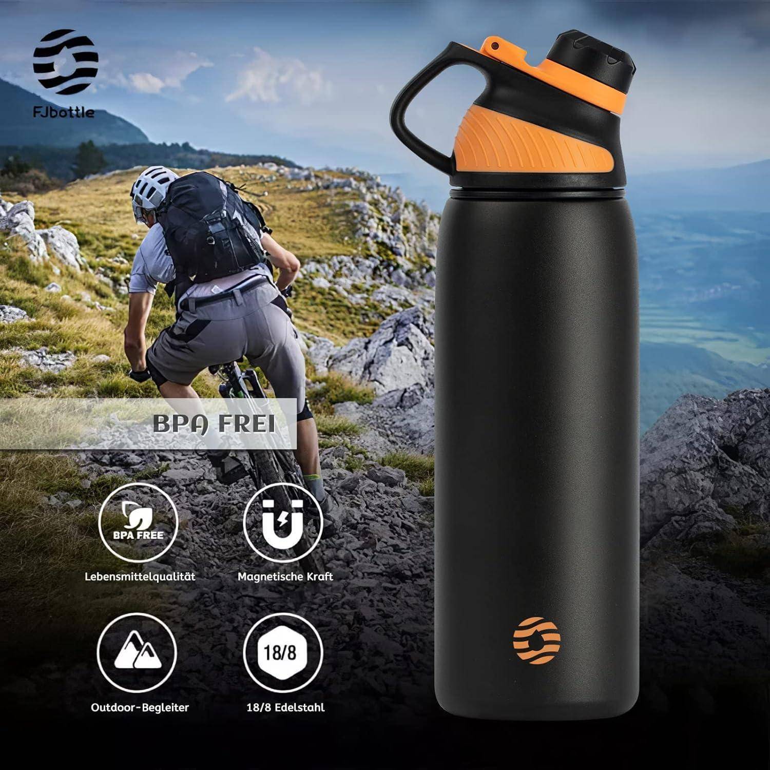 Ein Wanderer erklimmt felsiges Gelände mit einem blauen Himmel im Hintergrund. Eine Fjbottle wird prominent rechts in Szene gesetzt und hebt dabei ihre BPA-freie Qualität, Lebensmitteltauglichkeit, magnetischen Verschluss und das Edelstahlmaterial hervor.