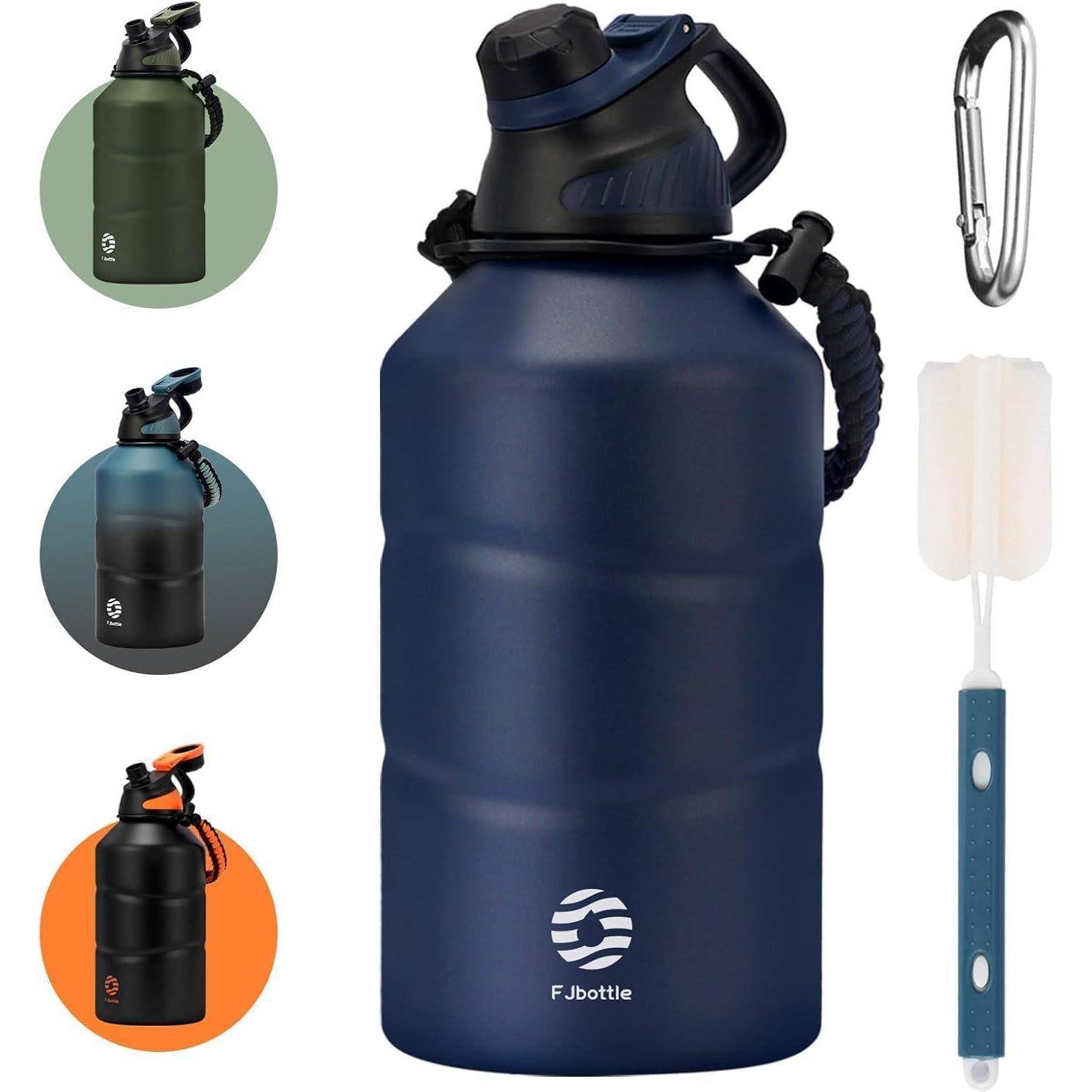 Große blaue isolierte Wasserflasche mit Griff und Ausgusslid, zusammen mit drei Farboptionen (grün, schwarz, orange) und einer Reinigungsbürste.